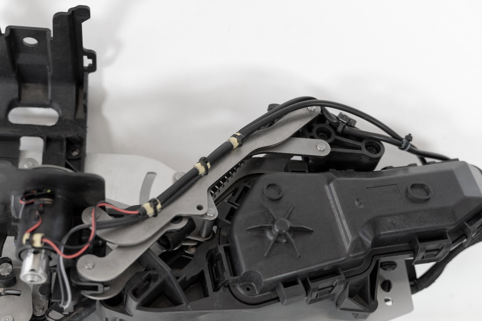 Rolls Royce Cullinan Spirit of Ecstasy Retraction Mechanism OEM 2018-2023 + Core - Image 16