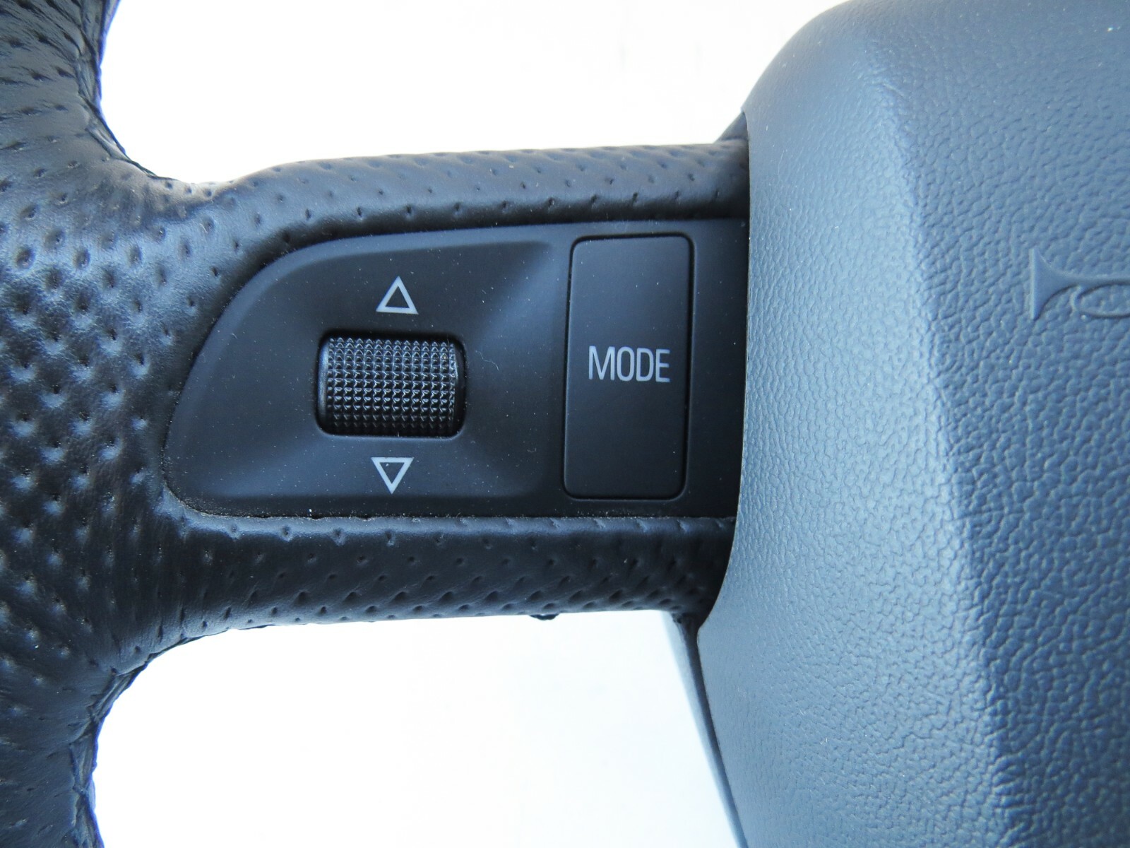 Audi RS4 B7 2007-2008 OEM Steering Wheel With Control Buttons - Image 5
