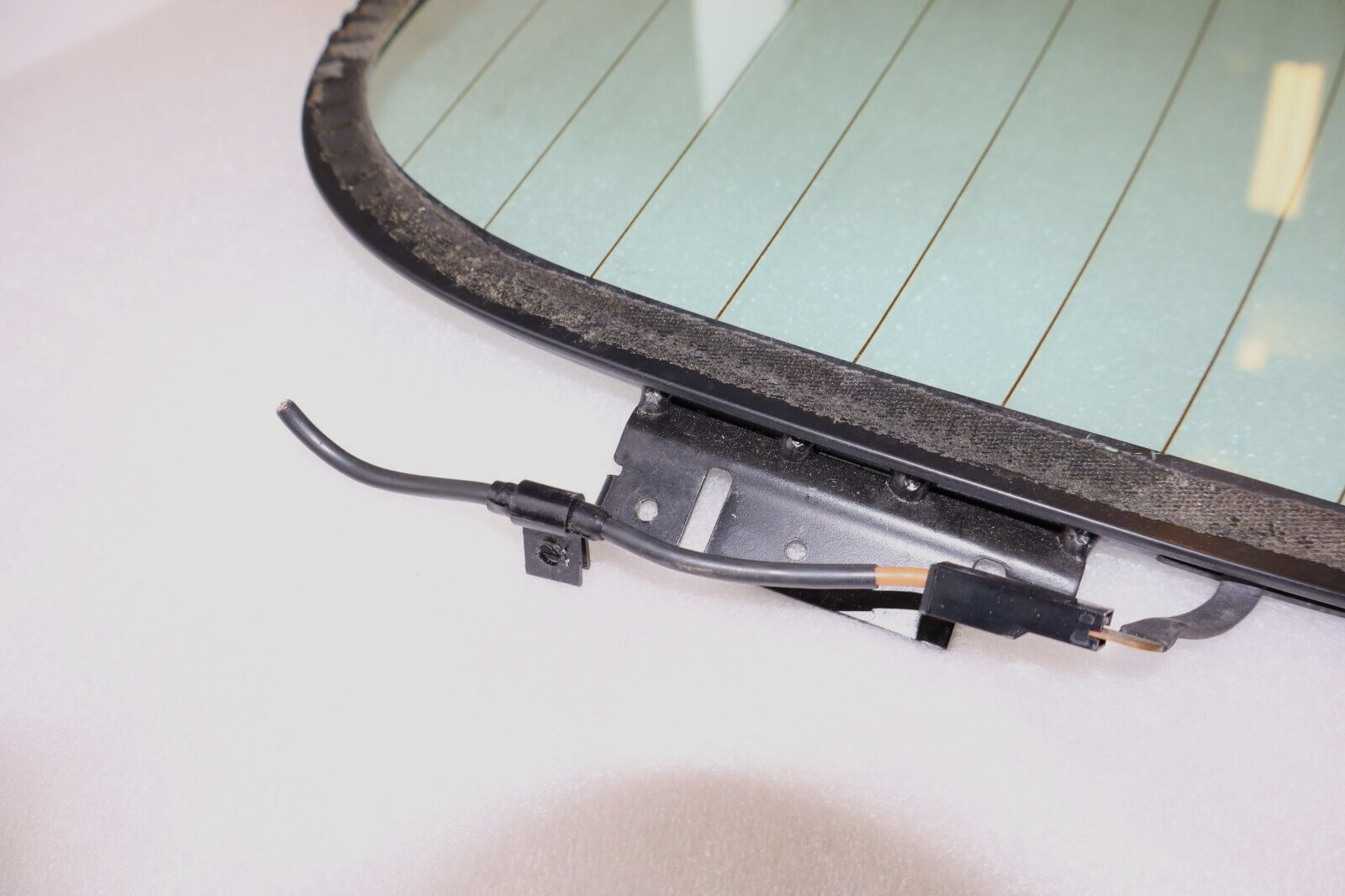 Volkswagen Beetle Convertible 2003-2005 OEM Window Glass Rear w/Defrost – Image 9