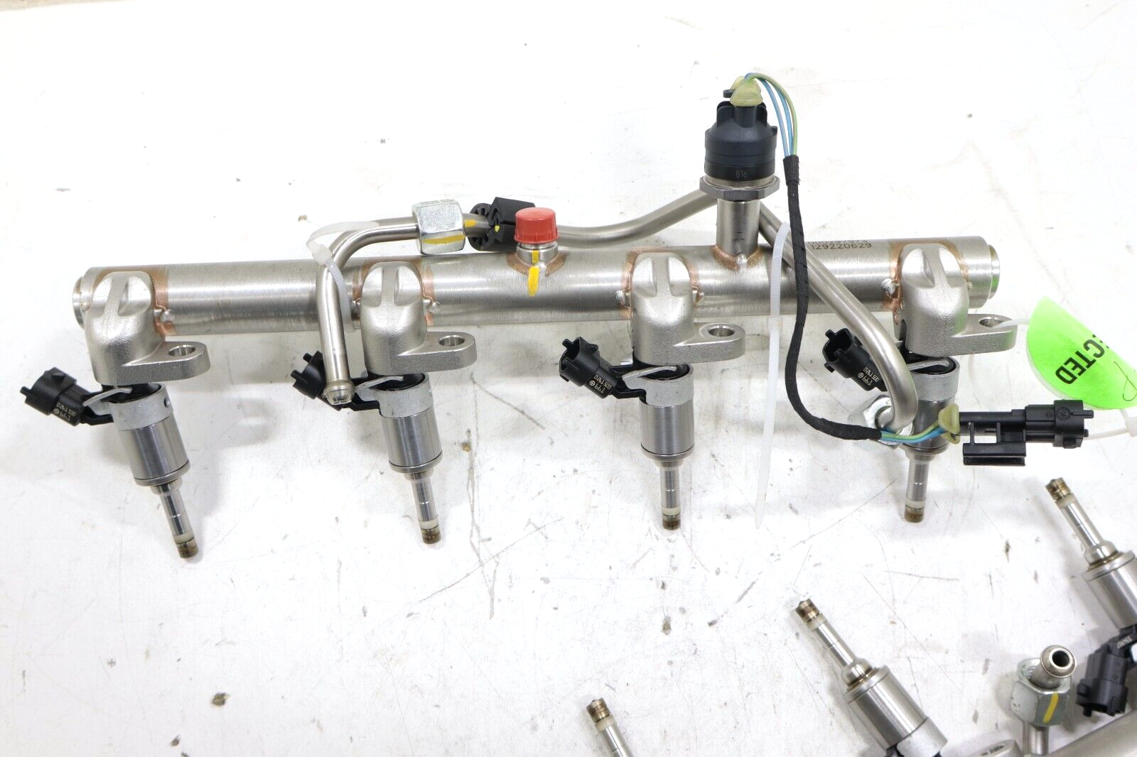 Ferrari 488 California T Portofino 2015-2020 OEM Fuel Rail w/Injectors &Pipe Set – Image 12