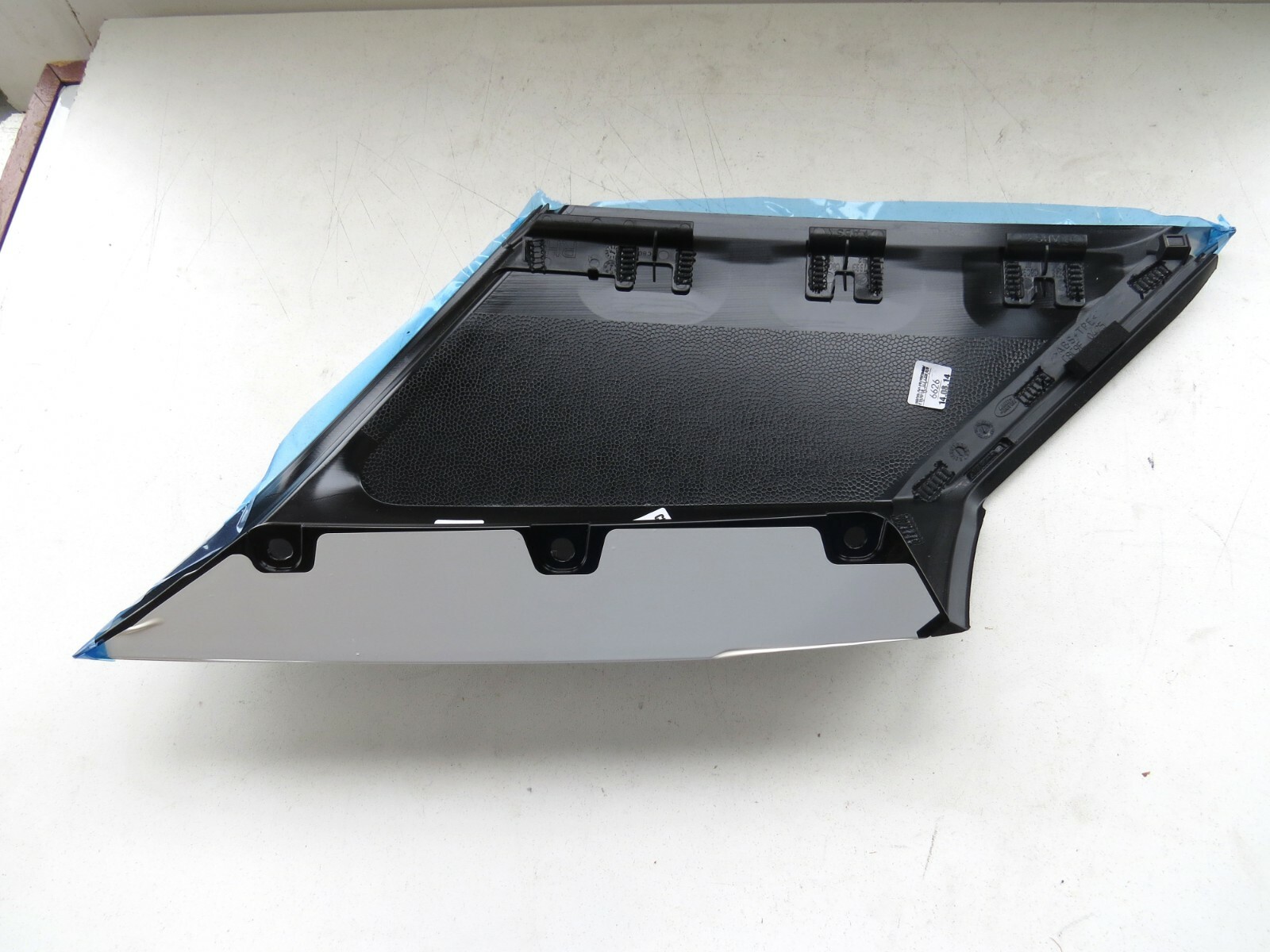 Range Rover Evoque 2014 2015 2016 2017 2018 2019 OEM Pillar Molding RH LR048703 - Image 6