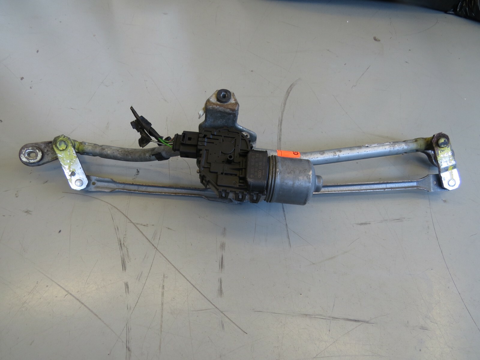 Audi 2002-2008 OEM Windshield Wiper Linkage w/Motor 8E1955603D; 8E1955119 – Image 4
