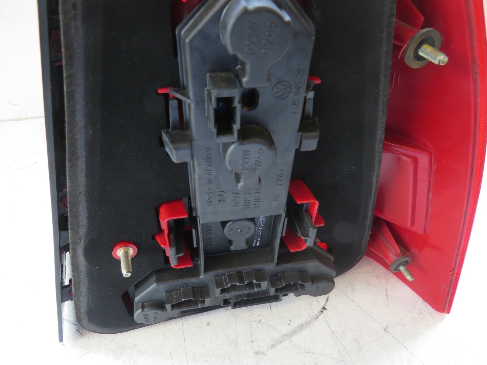 Volkswagen Jetta Sedan 1999-2001 2002 2003 2004 2005 OEM Tail Light Rear Left - Image 8