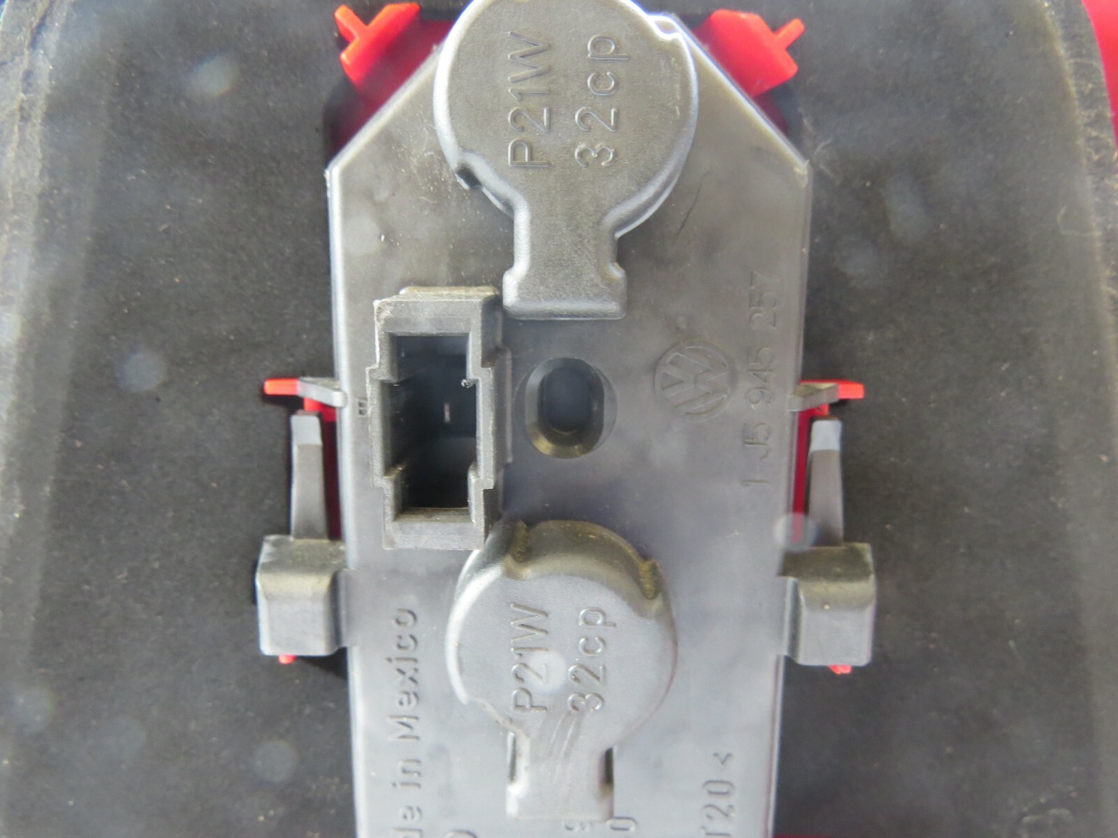 Volkswagen Jetta Sedan 1999-2001 2002 2003 2004 2005 OEM Tail Light Rear Left - Image 9