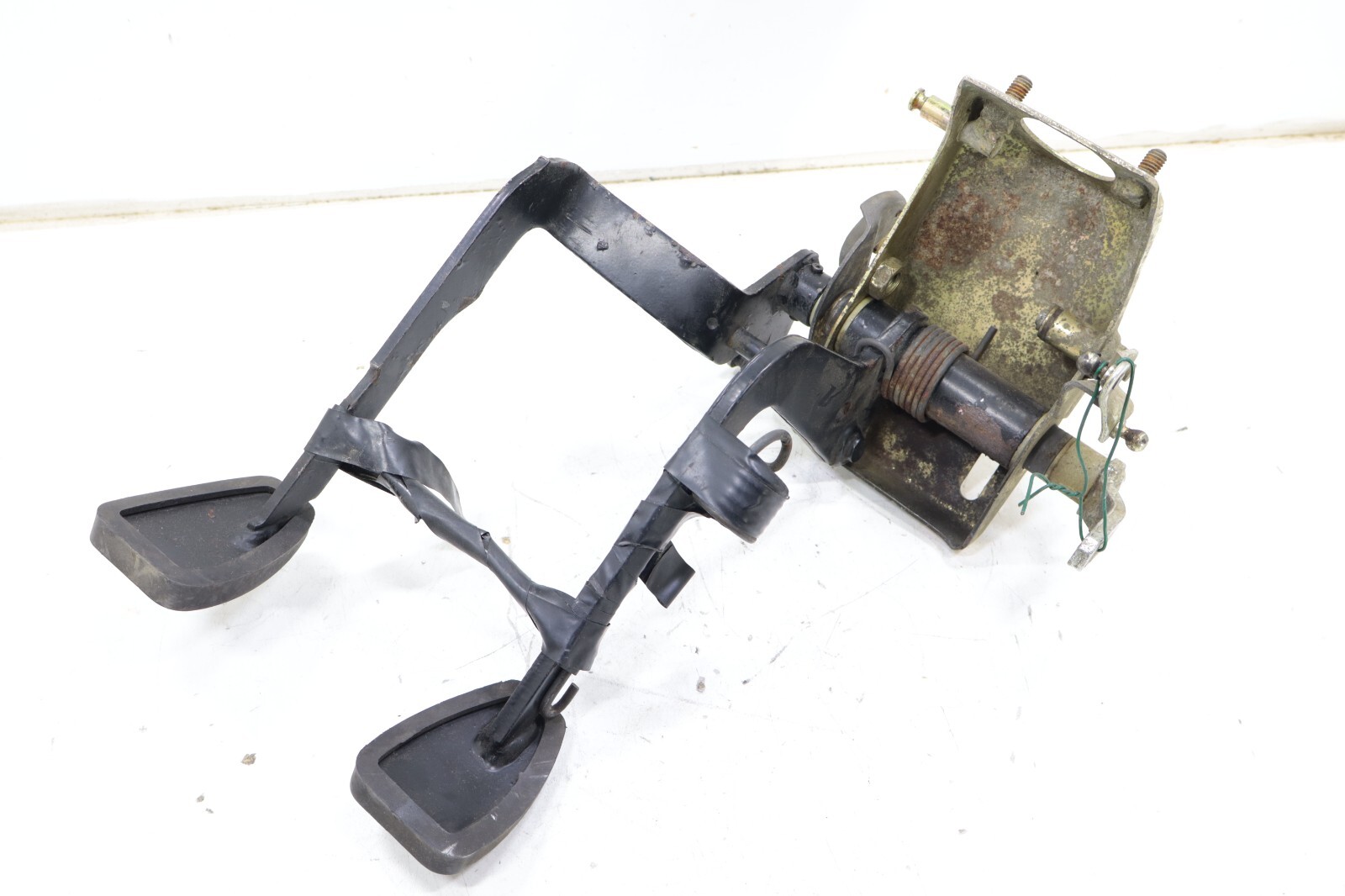 Porsche 911 911 Turbo 1977-1988 OEM Clutch & Brake Pedal w/Bearing Bracket - Image 5