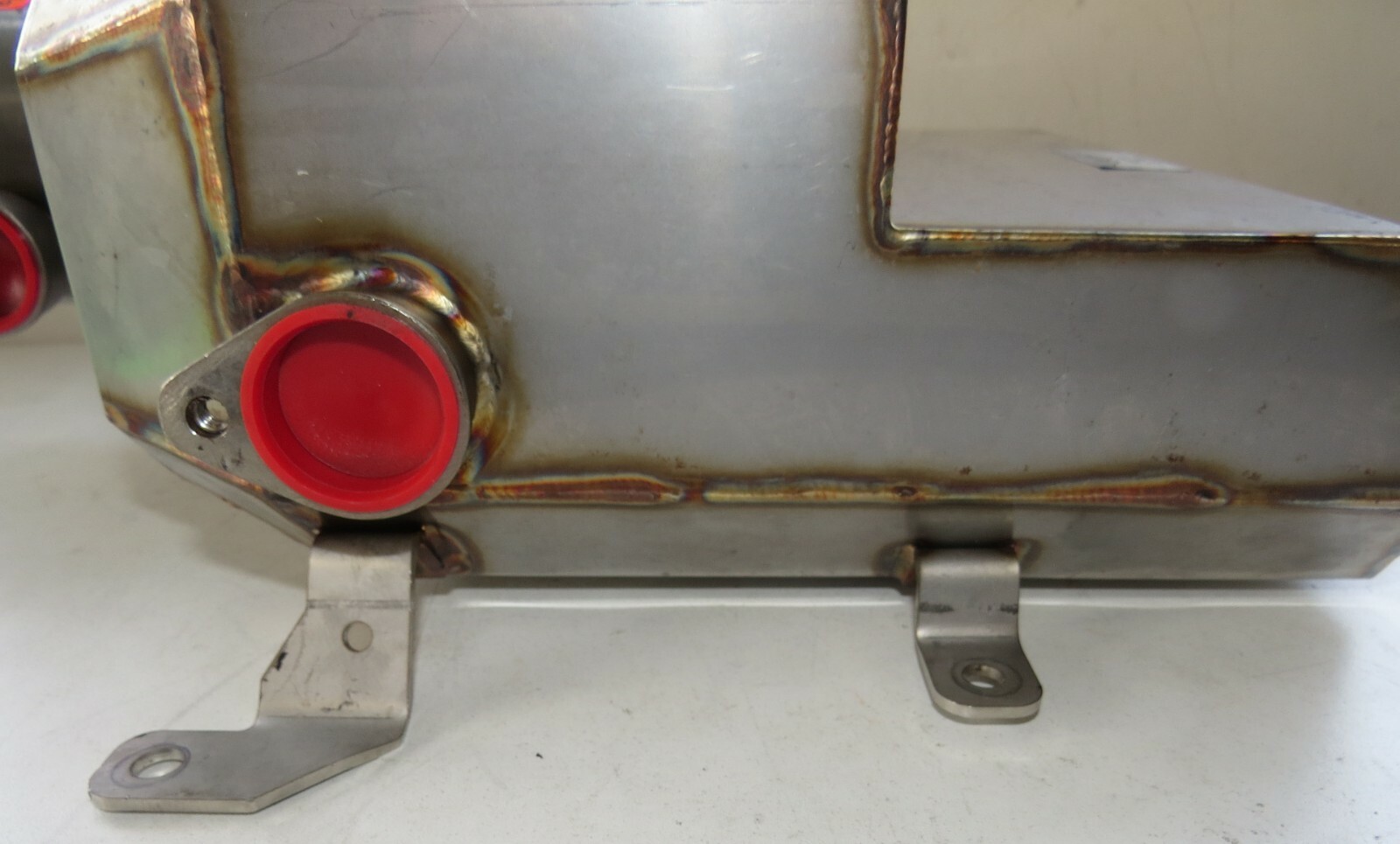 Aston Martin V8 Vantage 2006-2016 OEM Oil Tank Assembly – Image 4