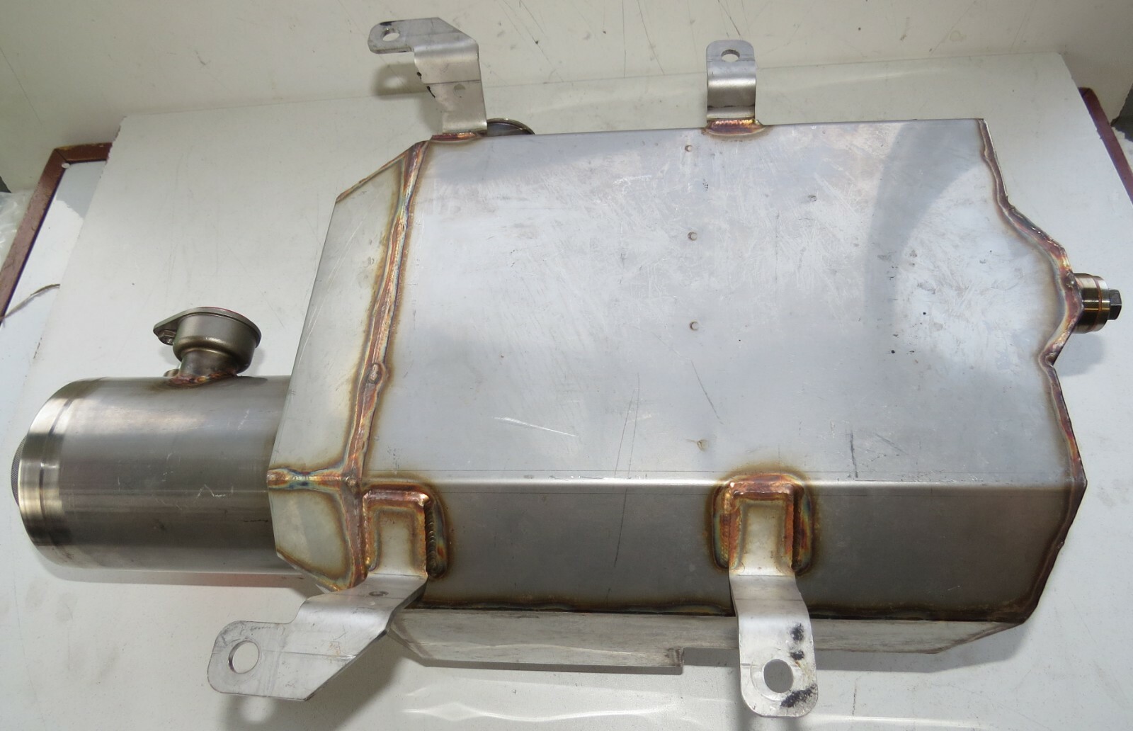 Aston Martin V8 Vantage 2006-2016 OEM Oil Tank Assembly – Image 7