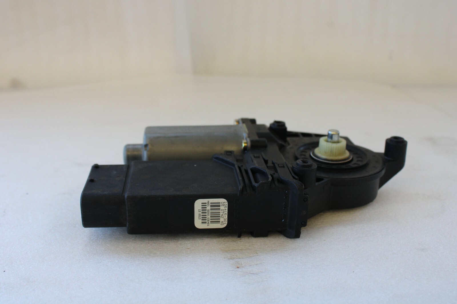 VW Passat 2001 2002 2003 2004 2005 OEM Window Motor Front Right – Image 2