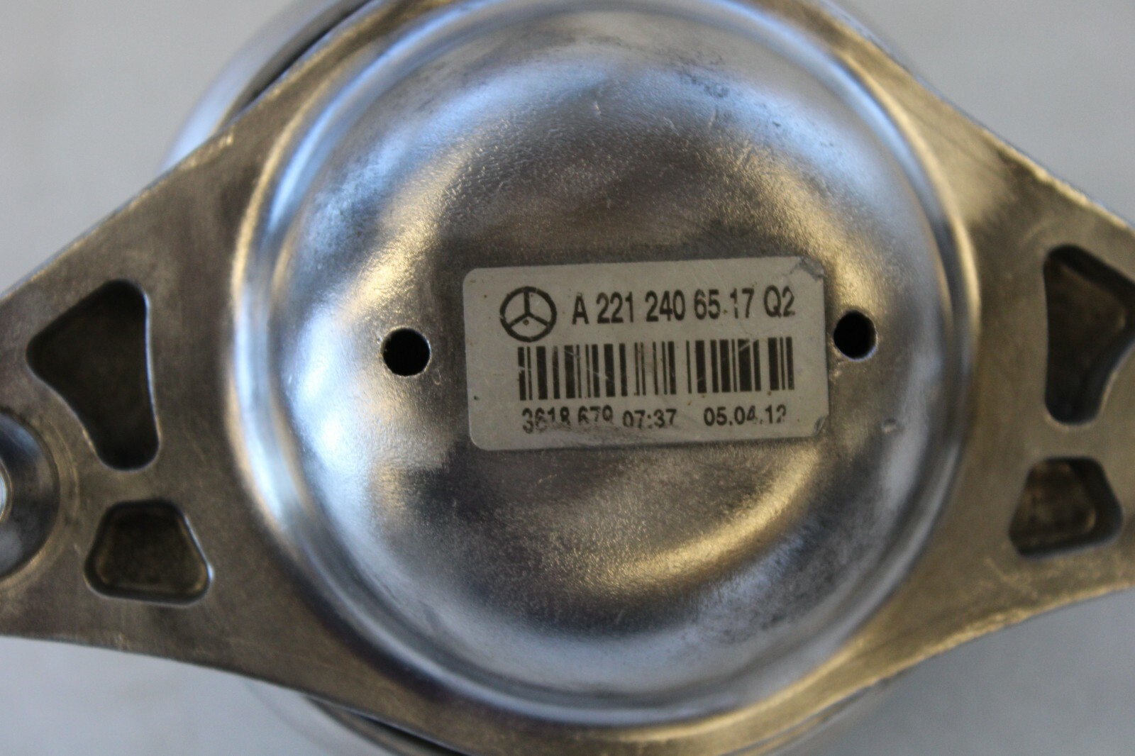 Mercedes S550 2012 2013 OEM Engine Mount Front Right – Image 9