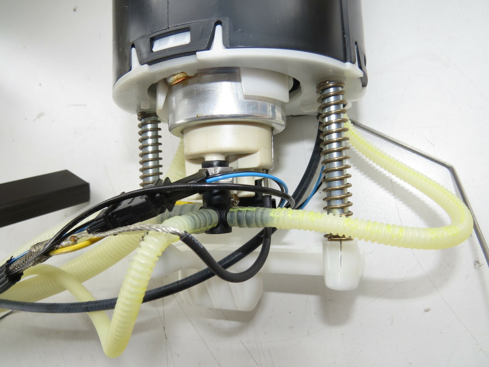 OEM NEW Land Rover Range Rover 2006-2009 Fuel Pump Module Level Sender Unit – Image 9