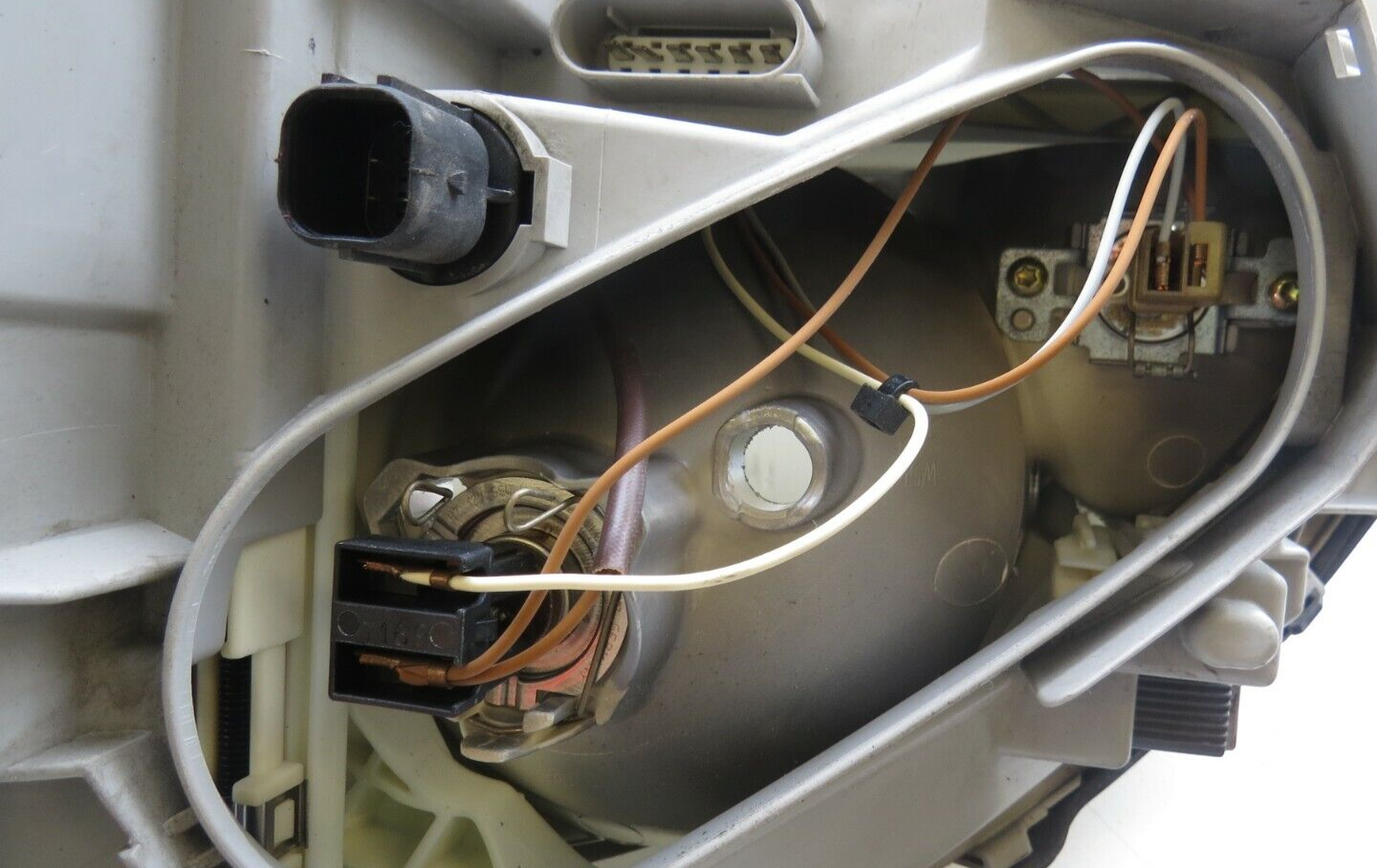 Mercedes S-Class 2000-2006 OEM Headlight Front Right (Passenger Side) - Image 10