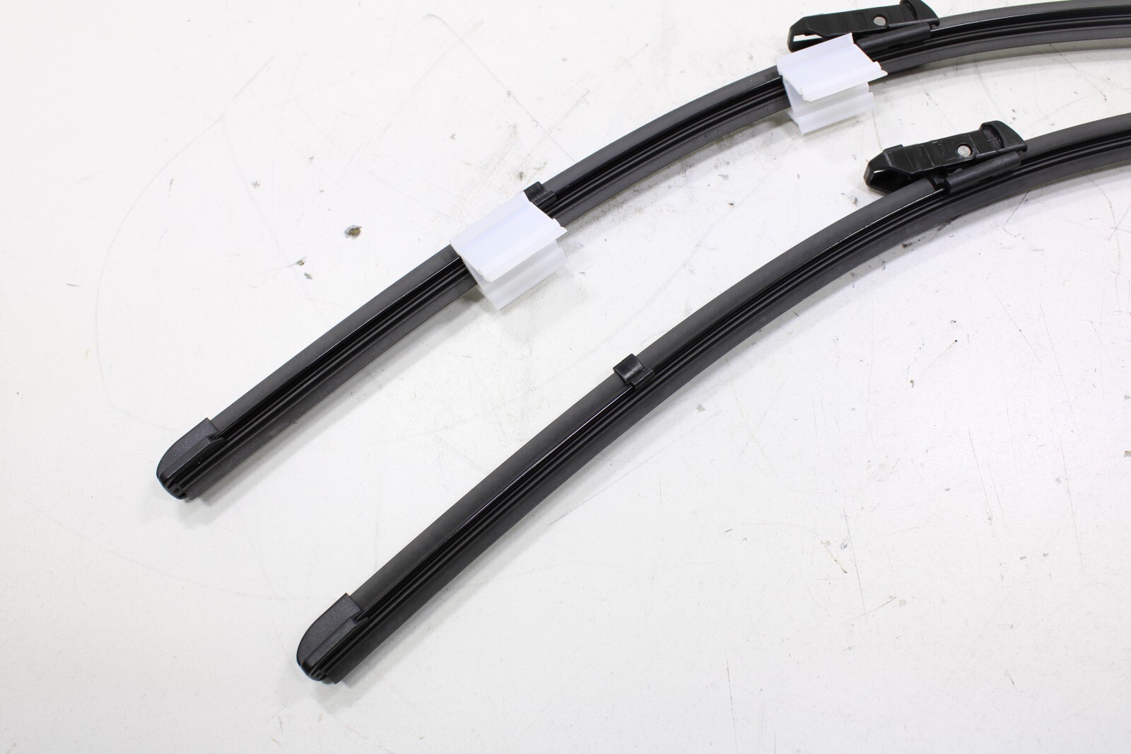 Porsche 911 2020-2023 OEM NEW Window Wiper Blade Set of 2 Front – Image 12