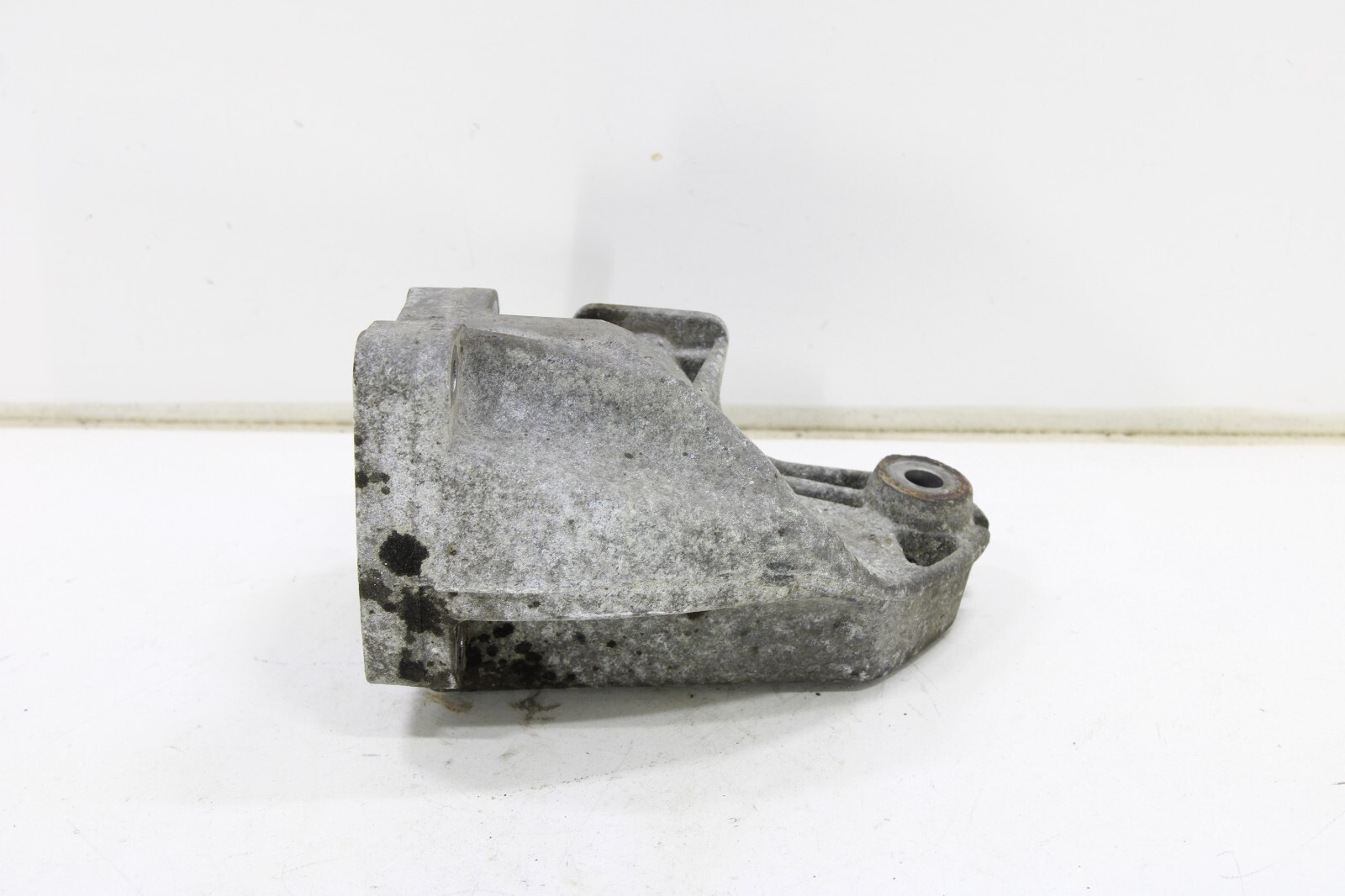 Mercedes-Benz S350 3.0L Diesel 2012 2013 OEM Front Right Mount Bracket - Image 2