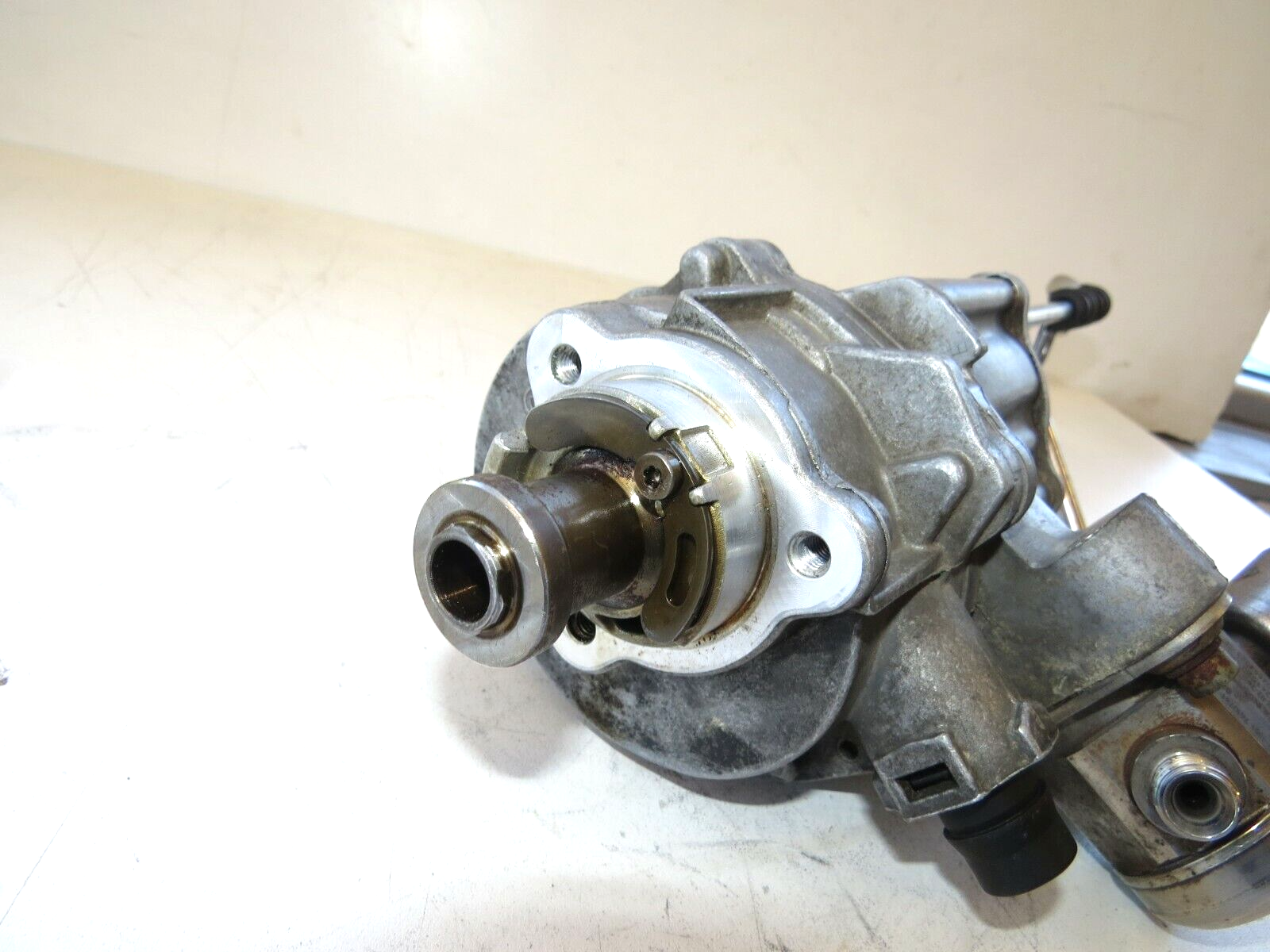 BMW 2012-2019 OEM Vacuum Pump w/High Pressure Fuel Pump & Sensor - Image 8