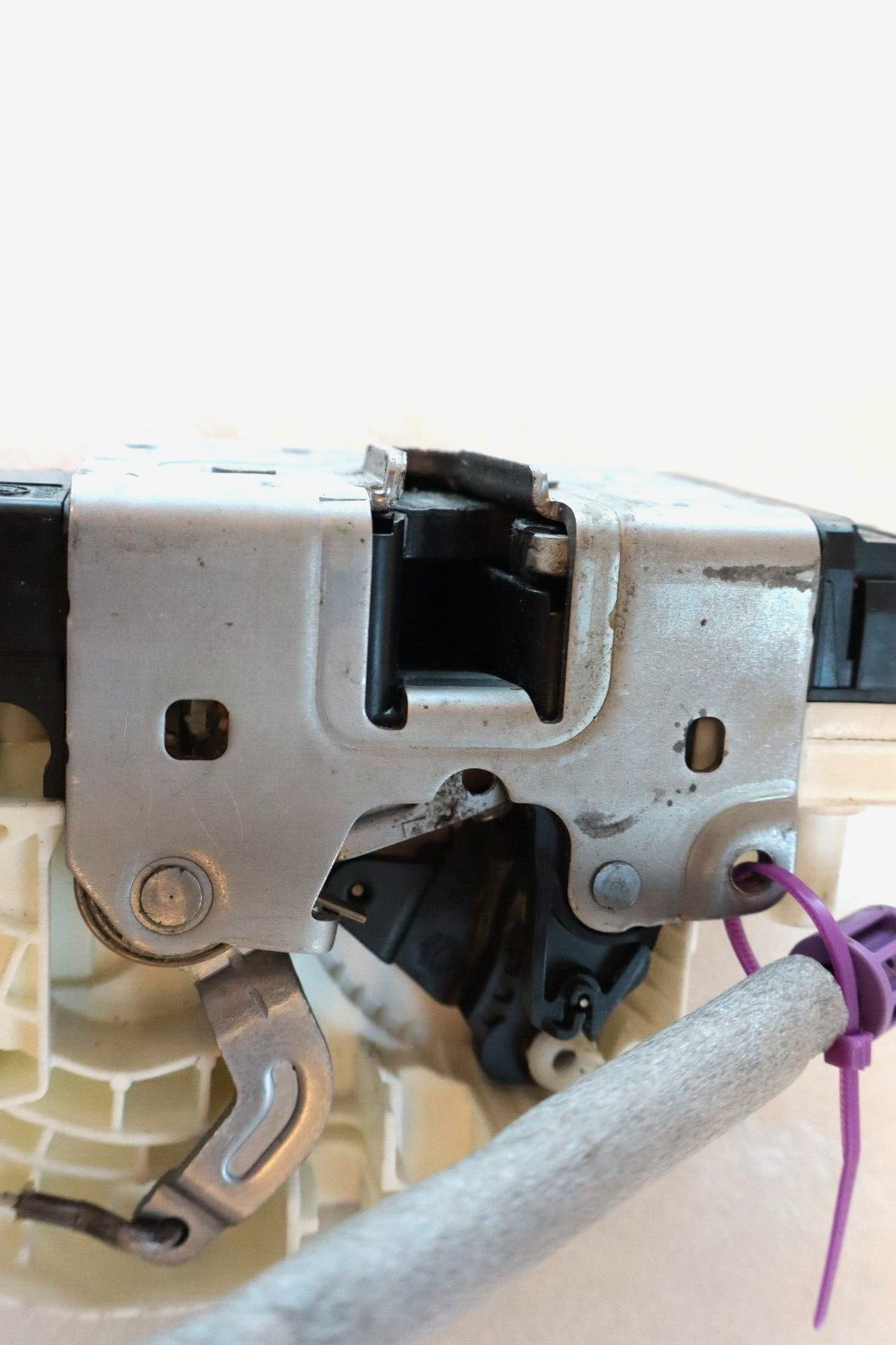 Mercedes 2012-2020 OEM Door Lock Actuator Fornt Left (Driver Side) - Image 8