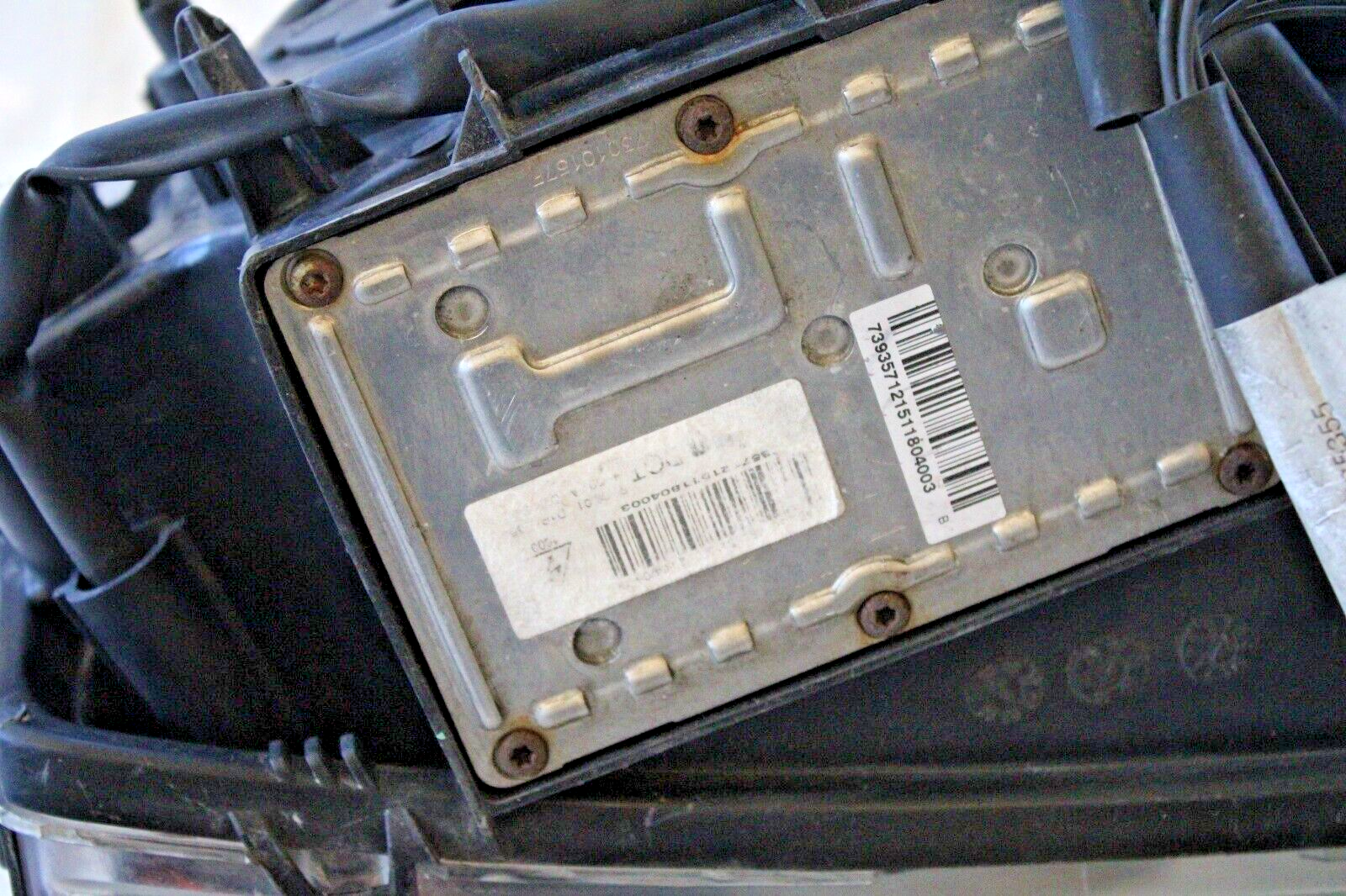 Volvo XC90 2003-2014 OEM HID Xenon Headlight Front Left (Driver Side) – Image 9