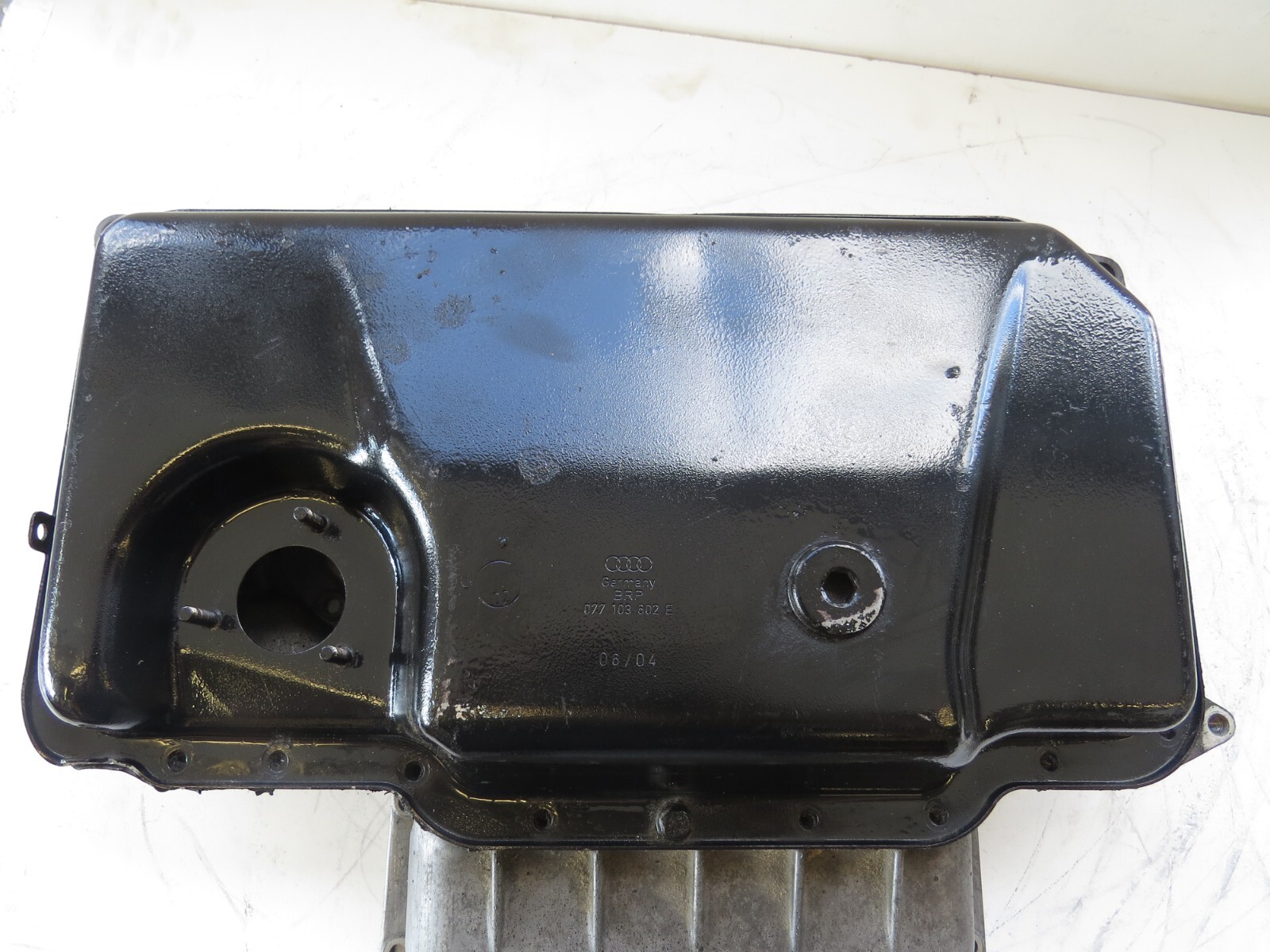 Audi Volkswagen 4.2L 2004-2006 OEM Engine Oil Pan Upper & Oil Pan Lower - Image 8