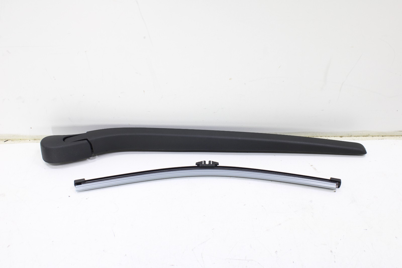 BMW 530xi 535i 535xi 2006-2010 OEM NEW Rear Windshield Wiper Arm w/ Blade