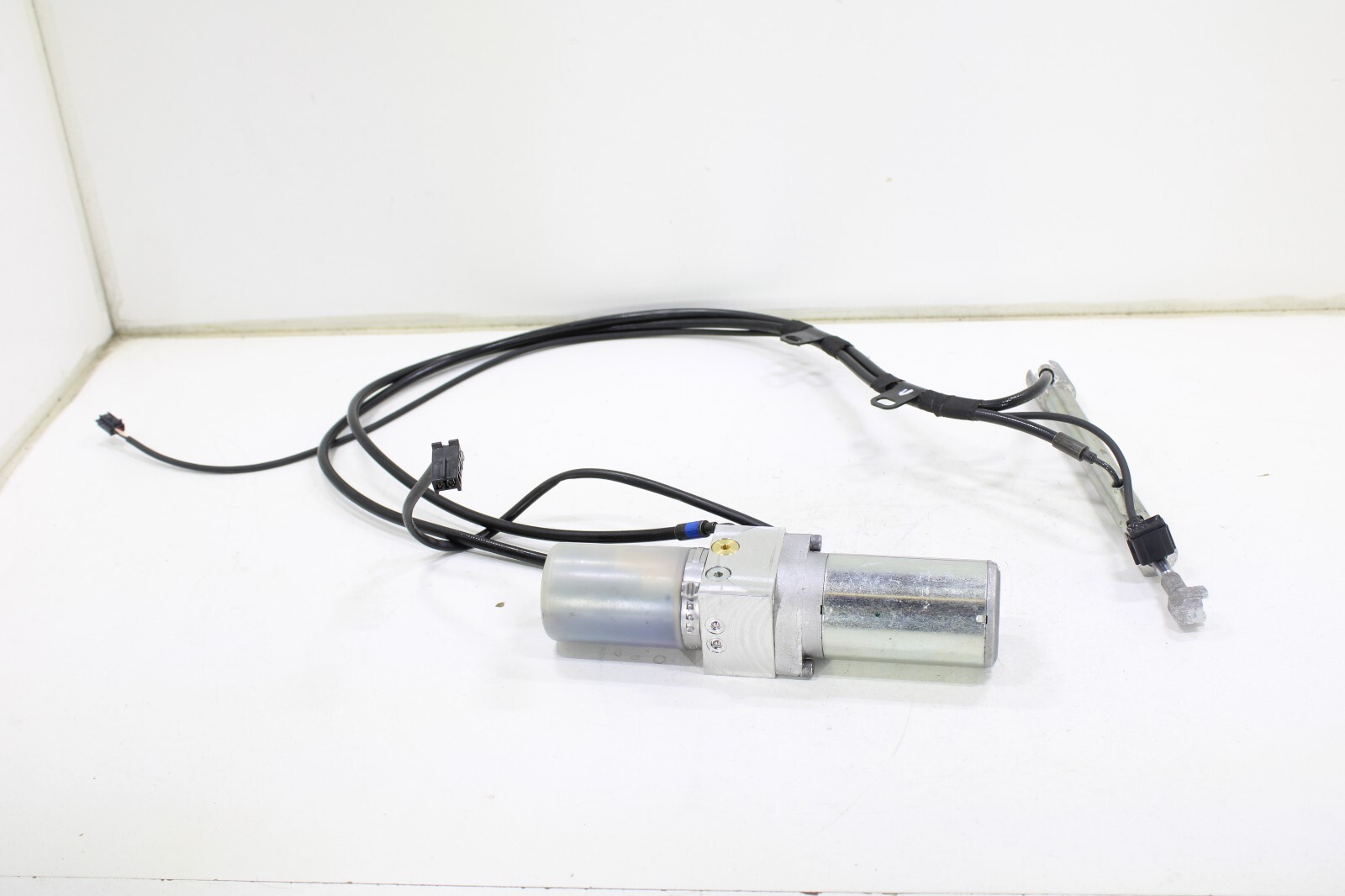 Mercedes W221 2007-2013 OEM Trunk Lid Locking Hydraulic Pull Down Pump