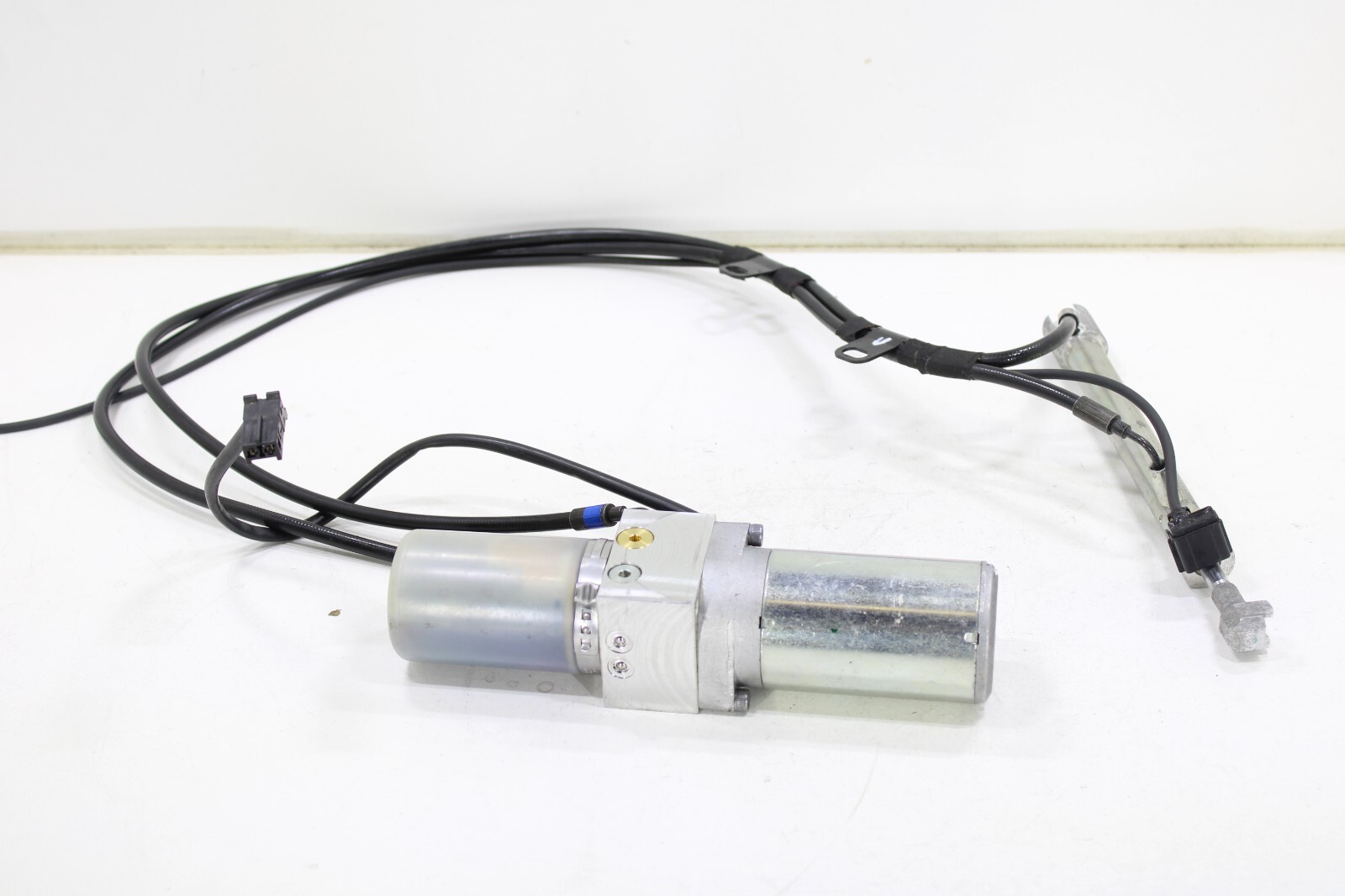 Mercedes W221 2007-2013 OEM Trunk Lid Locking Hydraulic Pull Down Pump - Image 2