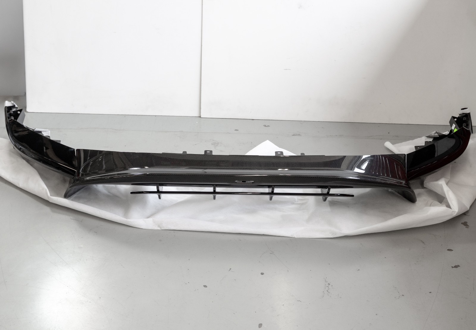 Aston Martin DBX 707 Rear Diffuser Panel Carbon Fiber 2022-2024 Genuine Original - Image 4