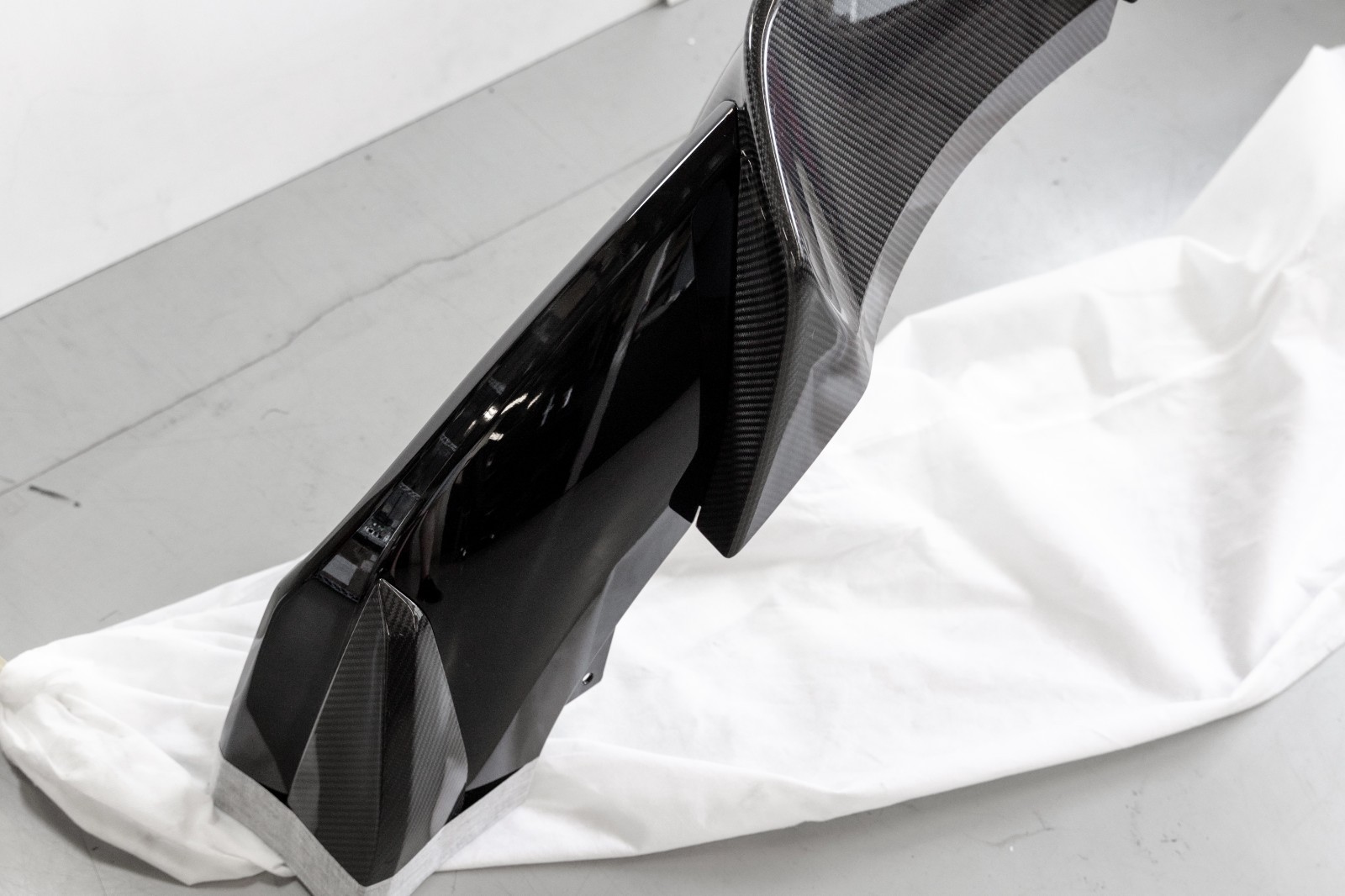 Aston Martin DBX 707 Rear Diffuser Panel Carbon Fiber 2022-2024 Genuine Original - Image 12