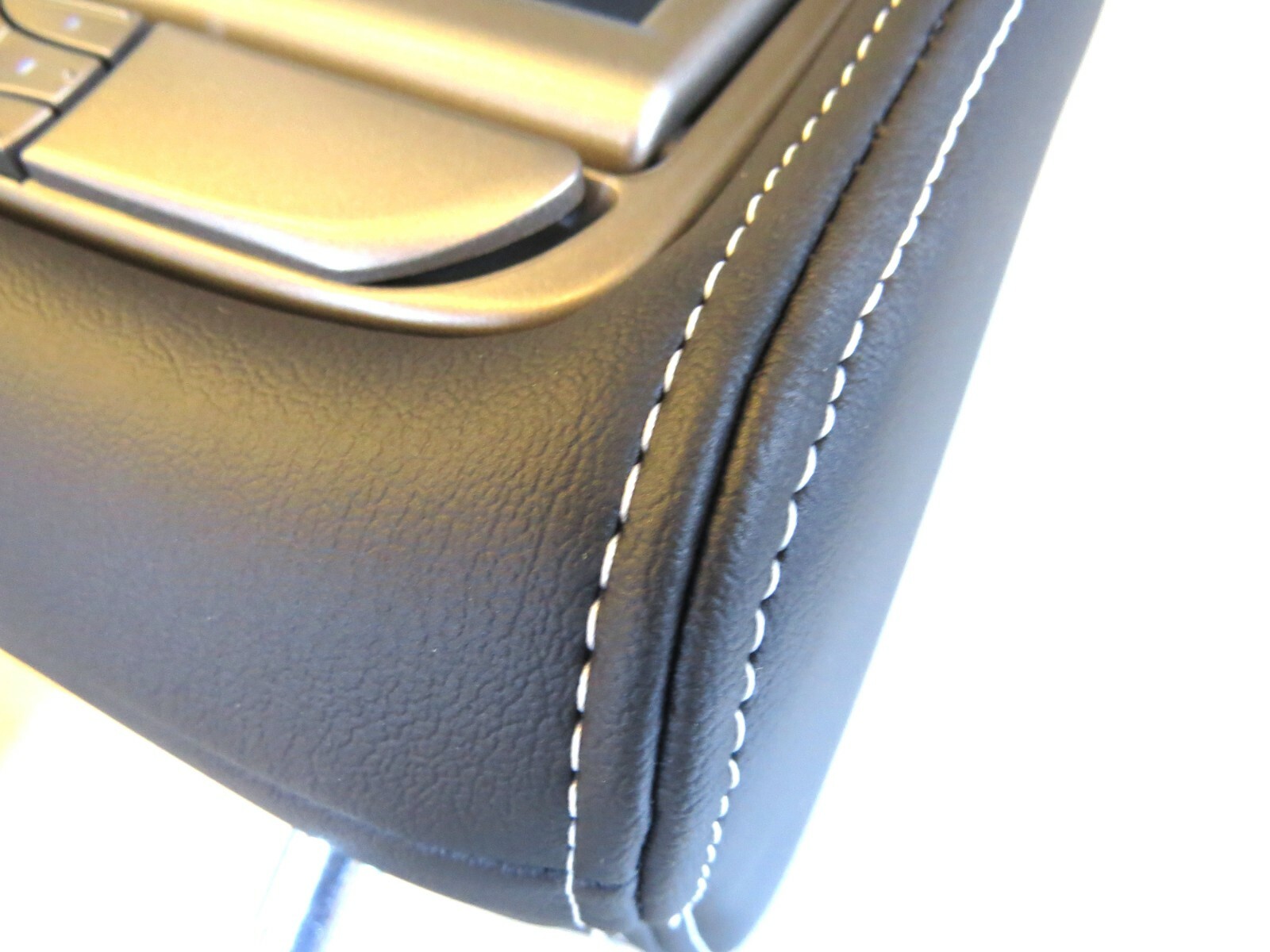 Range Rover Evoque 2015-2019 OEM NEW Headrest 7” LCD Monitor Pair Oxford Ebony - Image 6