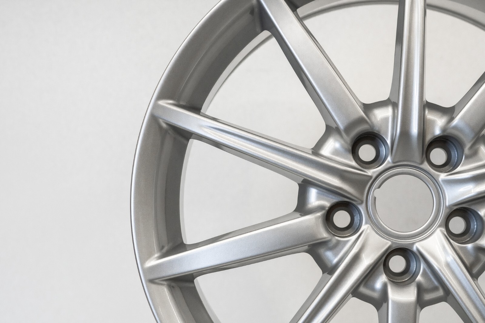 Aston Martin V8 Vantage 18" inch rear rim OEM 2007 2008 2009 2010 2011 Mag Wheel – Image 4