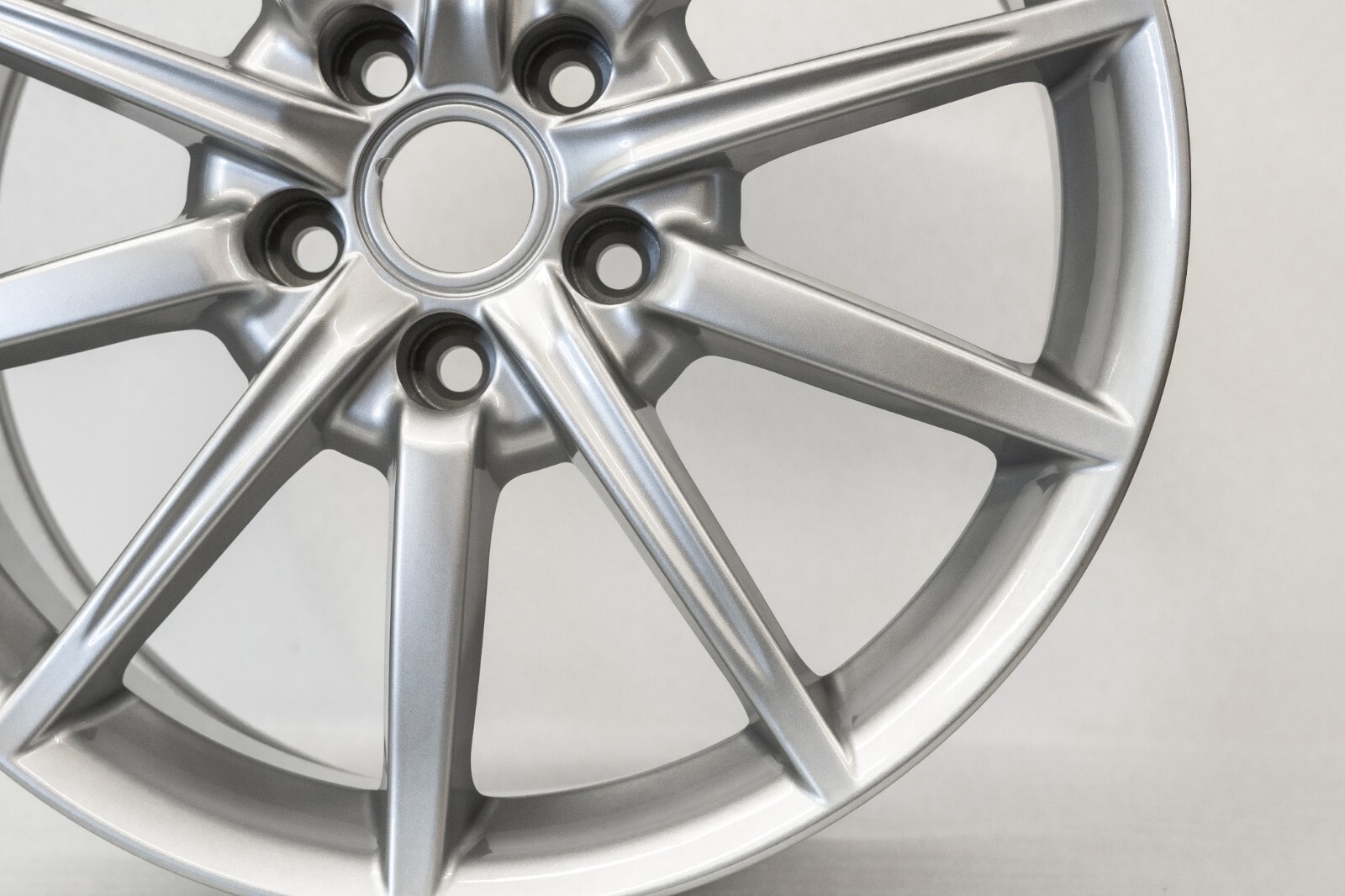 Aston Martin V8 Vantage 18" inch rear rim OEM 2007 2008 2009 2010 2011 Mag Wheel – Image 5
