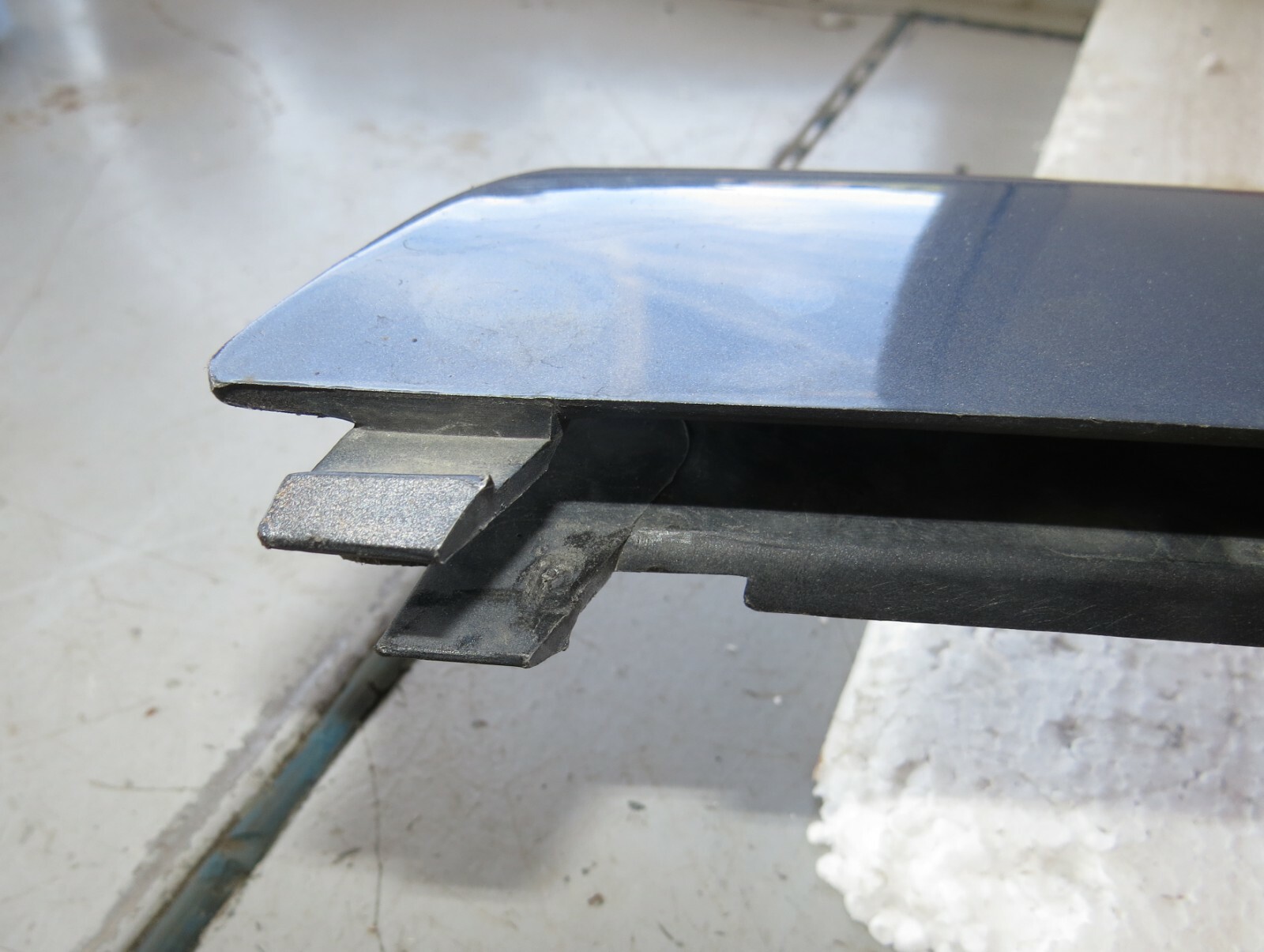 BMW 323Ci 2000 OEM Front Bumper Lip Trim 51118212398 - Image 7