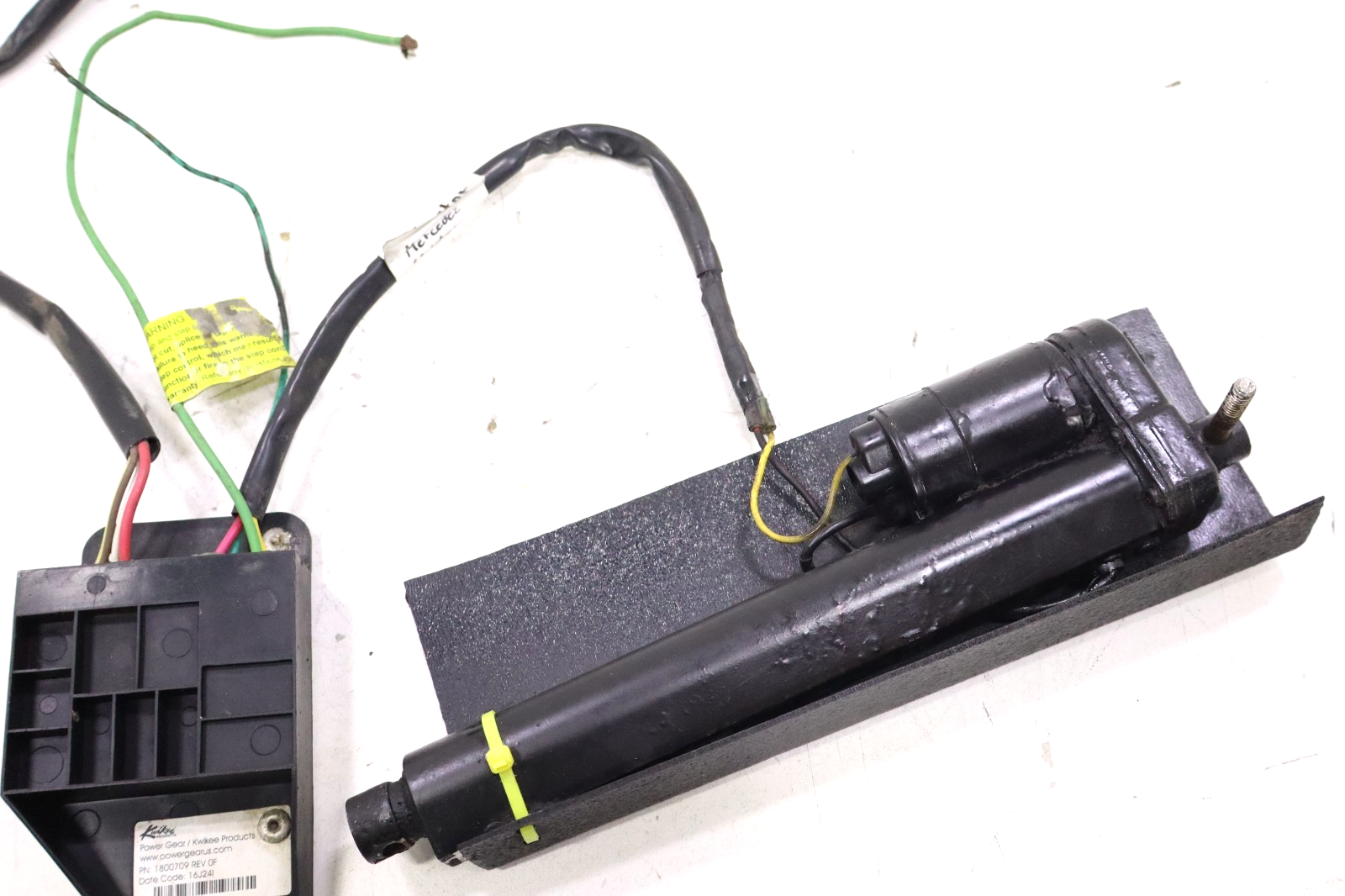 Mercedes Sprinter 2018 OEM Electric Side Step Control Unit w/ Linear Actuator - Image 2