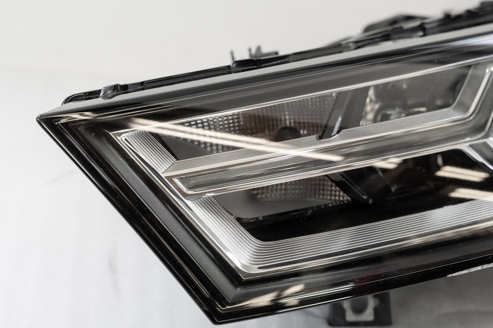 Audi Q7 Headlight OEM 2017-2019 Left Driver Side Genuine XENON HID 4M0941005B – Image 3