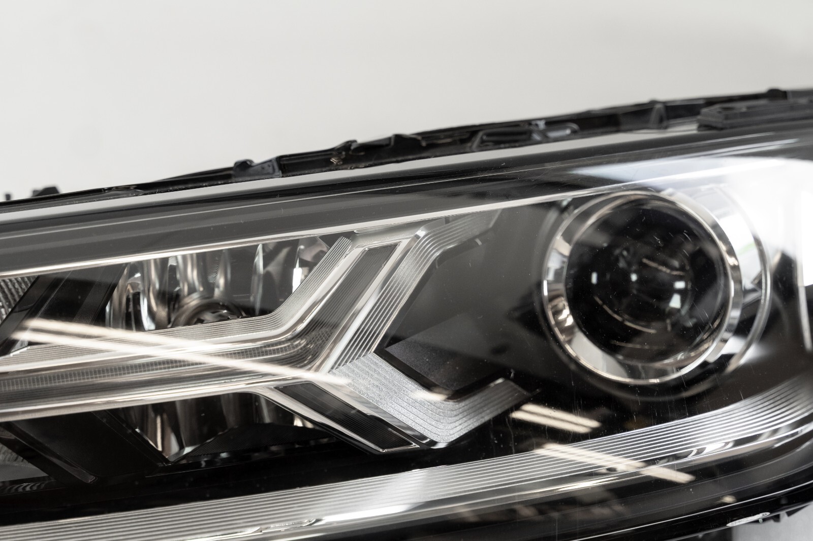 Audi Q7 Headlight OEM 2017-2019 Left Driver Side Genuine XENON HID 4M0941005B – Image 4