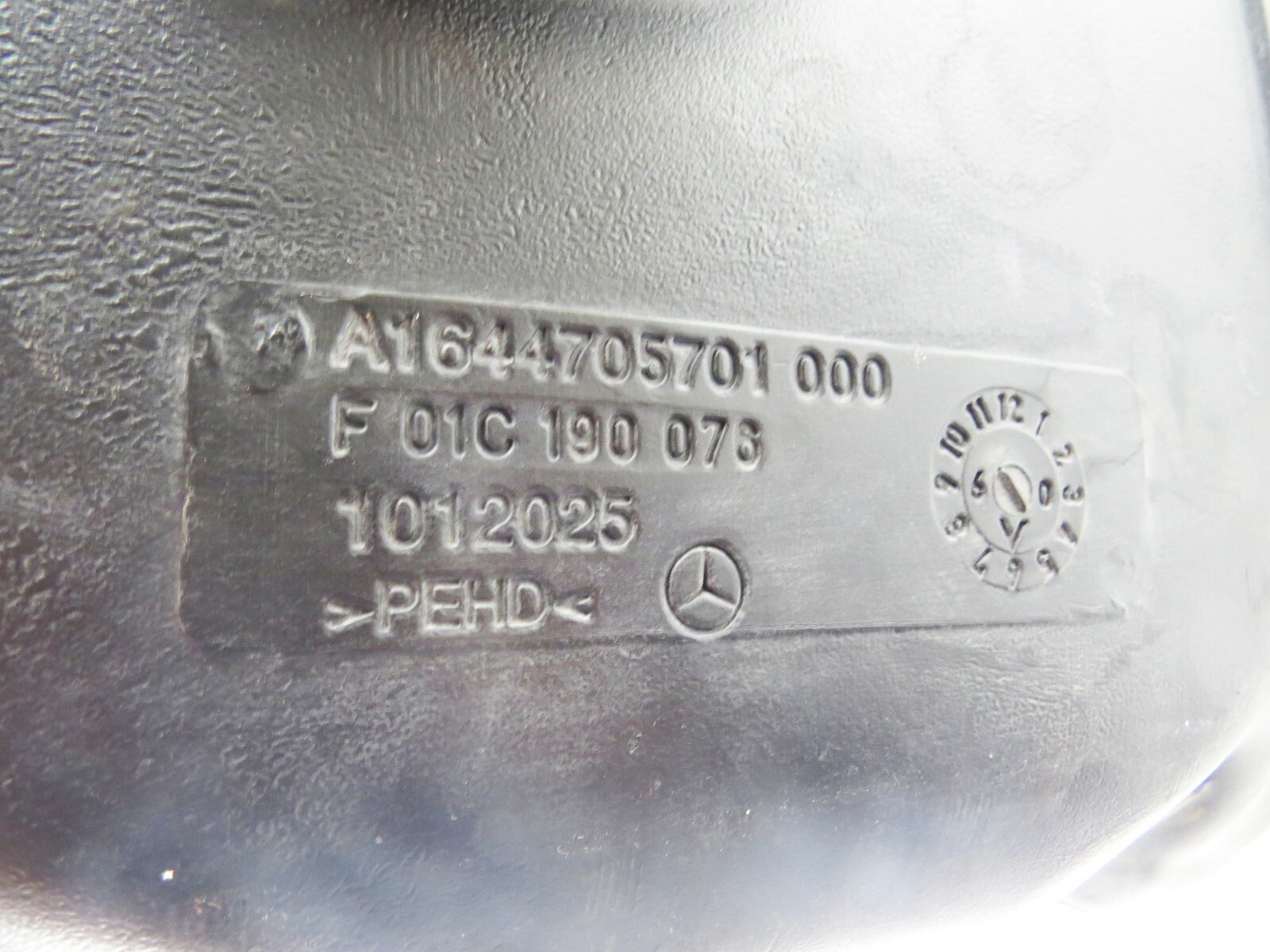 Mercedes ML320 ML350 DIESEL Bluetec 2009-2011 OEM DEF Diesel Exhaust Fluid Tank – Image 4