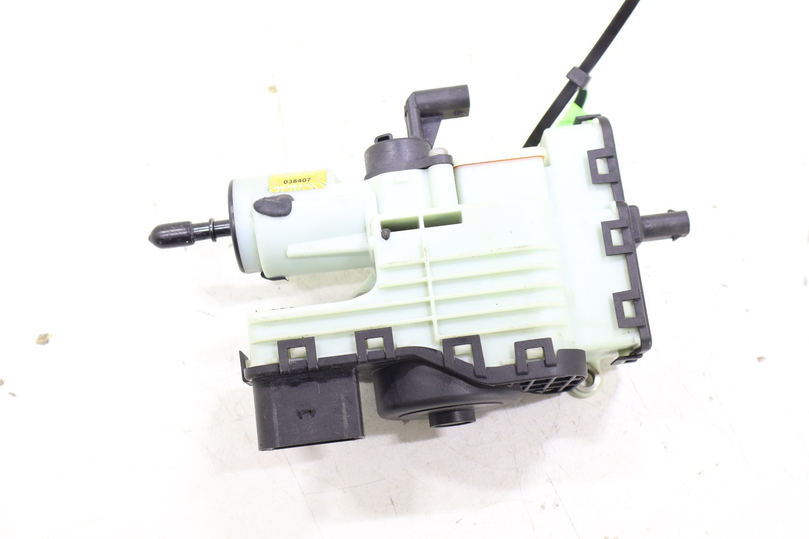 Mercedes DIESEL 2010-2018 OEM DEF Reduction Agent Pump Adblue Fluid Pump – Image 2