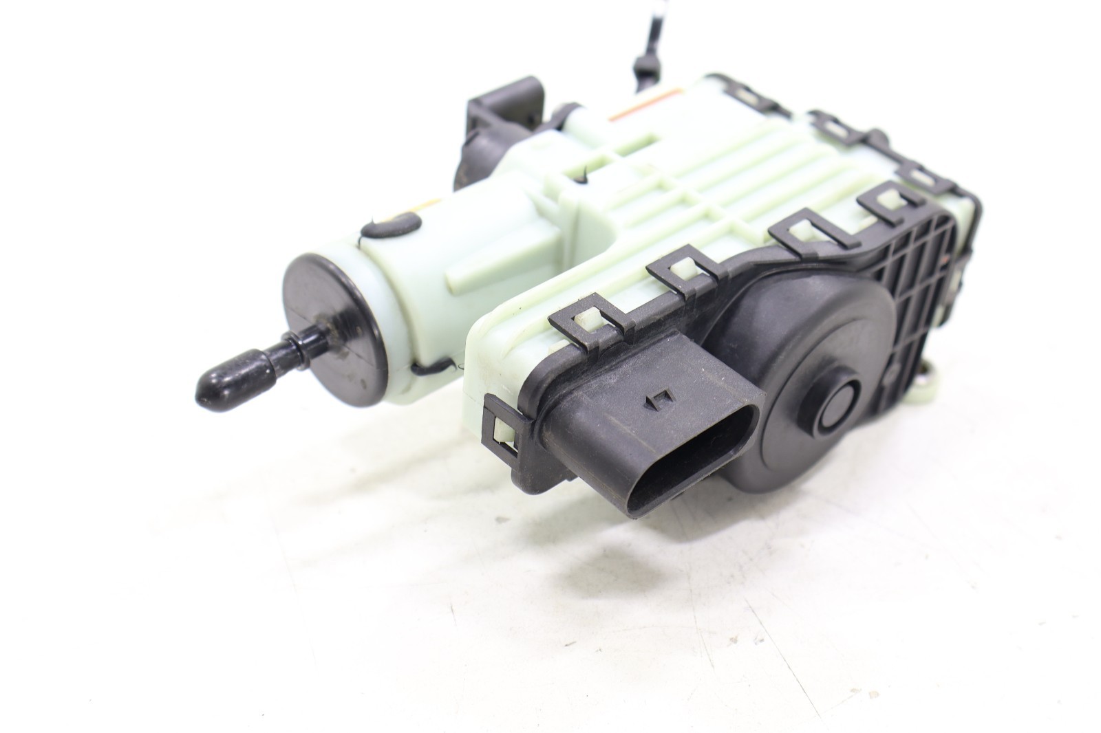 Mercedes DIESEL 2010-2018 OEM DEF Reduction Agent Pump Adblue Fluid Pump – Image 3