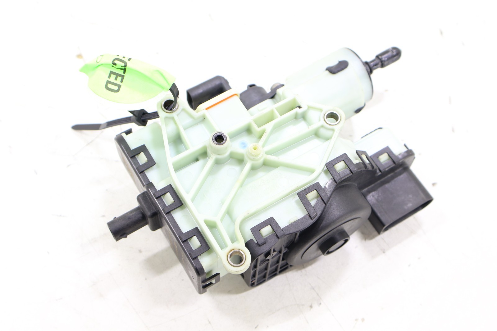 Mercedes DIESEL 2010-2018 OEM DEF Reduction Agent Pump Adblue Fluid Pump – Image 4