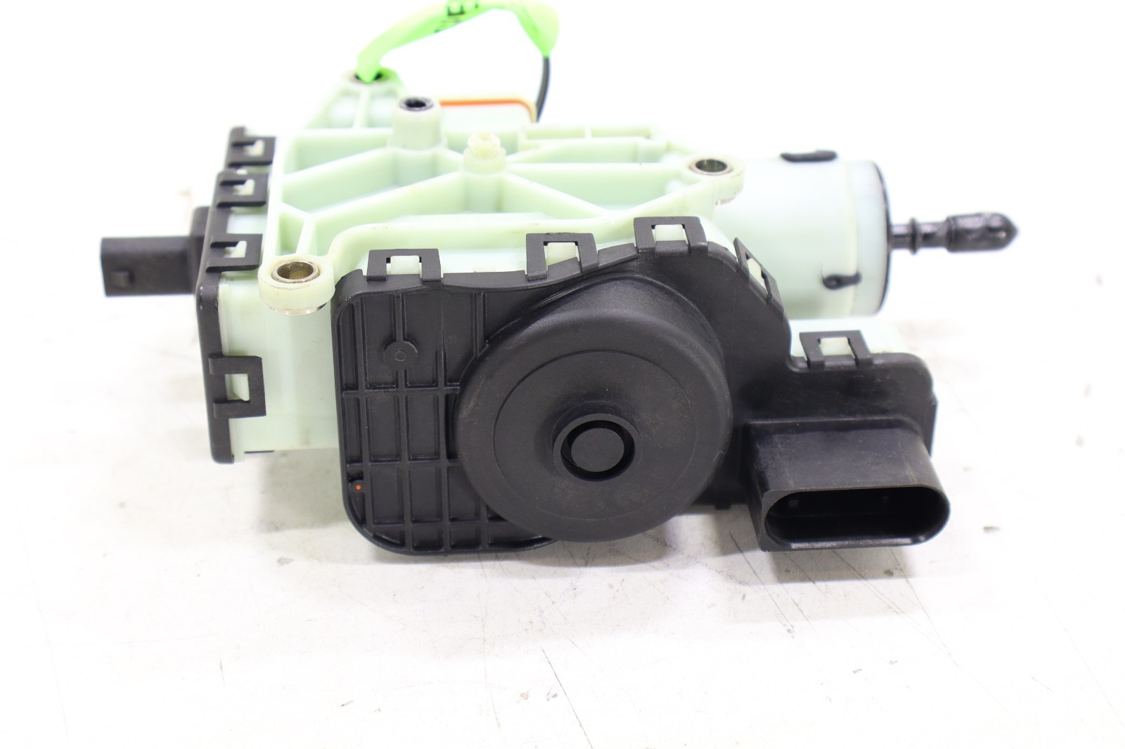 Mercedes DIESEL 2010-2018 OEM DEF Reduction Agent Pump Adblue Fluid Pump – Image 10