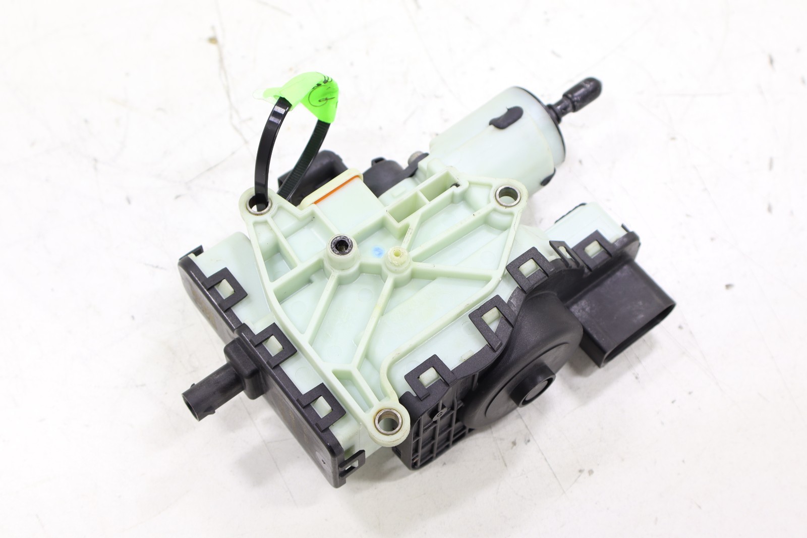 Mercedes DIESEL 2010-2018 OEM DEF Reduction Agent Pump Adblue Fluid Pump – Image 16