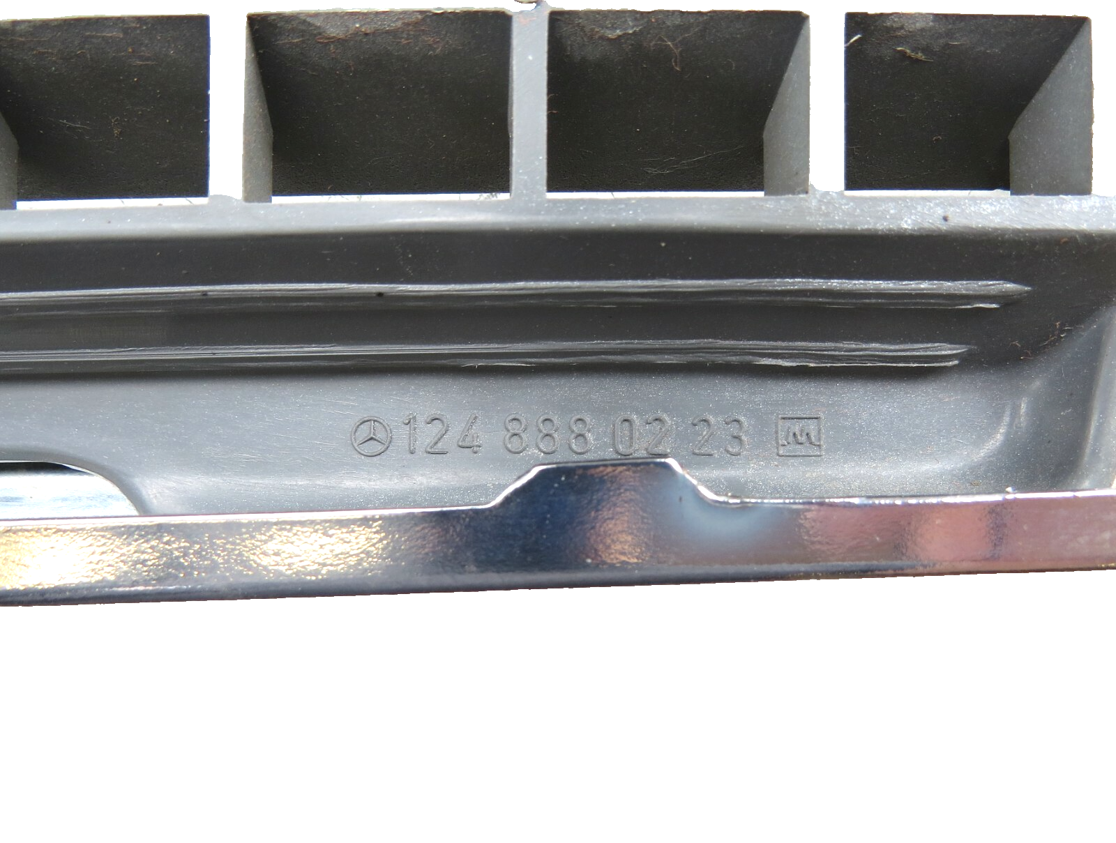 Mercedes 260E 300CE 300D 300E 300TD TE 400E 500E 1986-1993 OEM Radiator Grille - Image 3
