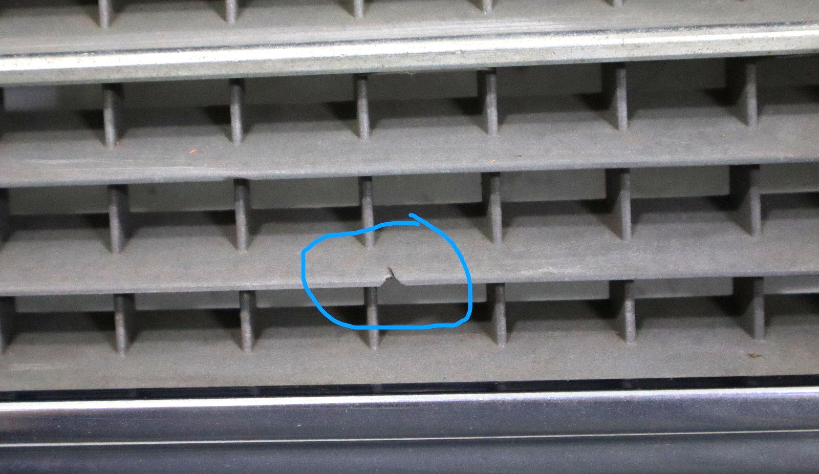 Mercedes 260E 300CE 300D 300E 300TD TE 400E 500E 1986-1993 OEM Radiator Grille - Image 5