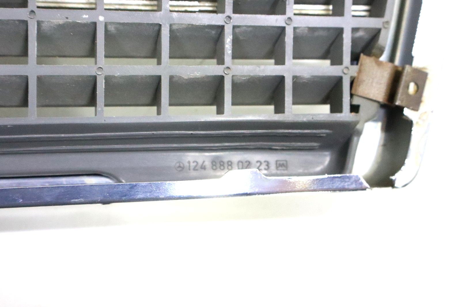 Mercedes 260E 300CE 300D 300E 300TD TE 400E 500E 1986-1993 OEM Radiator Grille - Image 15