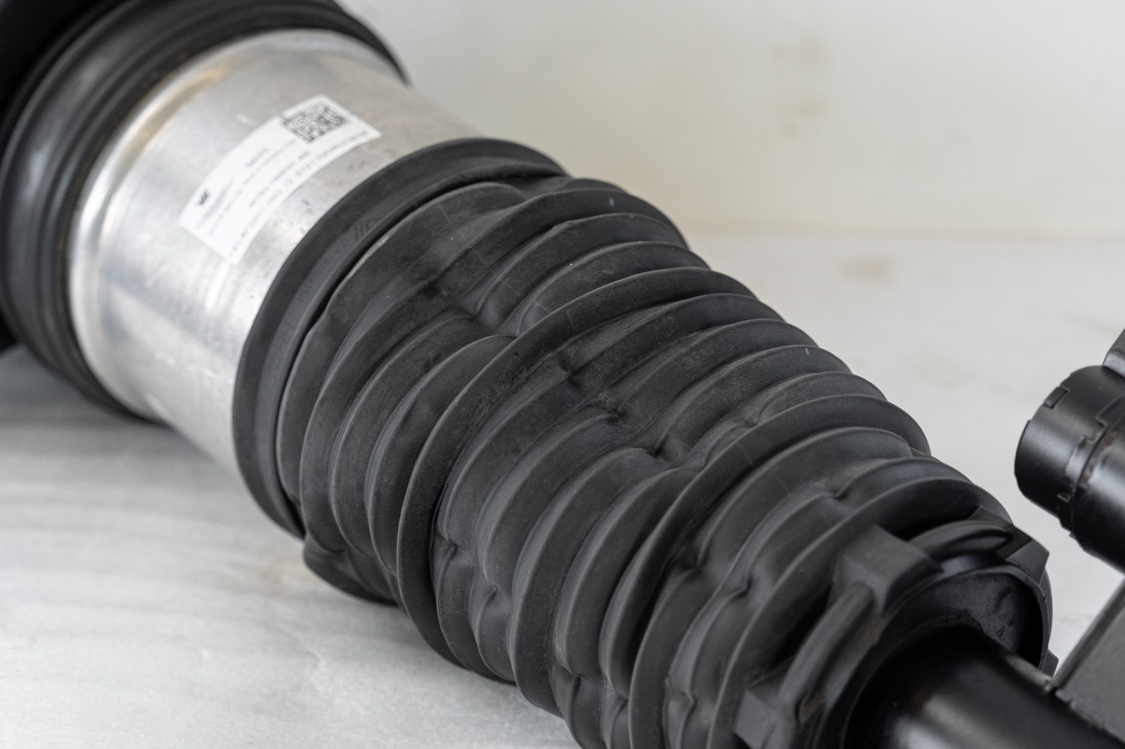 Aston Martin DBX Front Left Driver Strut Shock Absorber Air Spring OEM 2020-2025 – Image 3