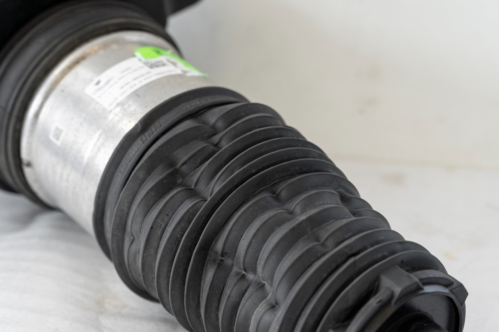 Aston Martin DBX Front Right Strut Shock Absorber Air Spring OEM 2020-2025 – Image 3