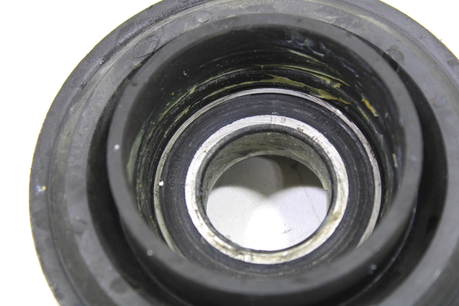 Land Rover Freelander 2.5L 2004-2005 OEM NEW Driveshaft Center Support Bearing - Image 4
